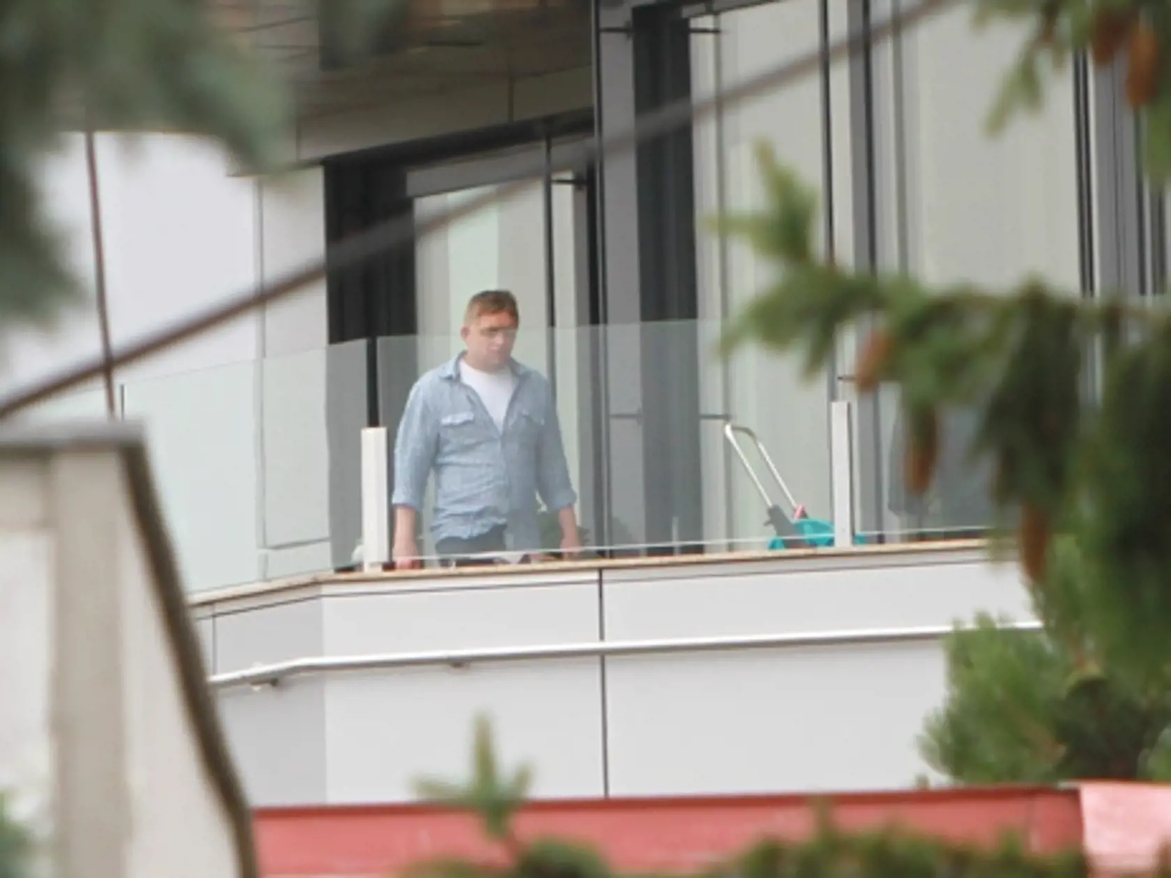 Robert Fico potom žil v byte daňového podvodníka Ladislava Bašternáka. Odsťahoval sa odtiaľ až pár týždňov po tom, ako bol Bašternák odsúdený. Na snímke je Fico na balkóne Bašternákovho bytu v luxusnom bytovom komplexe Bonaparte.