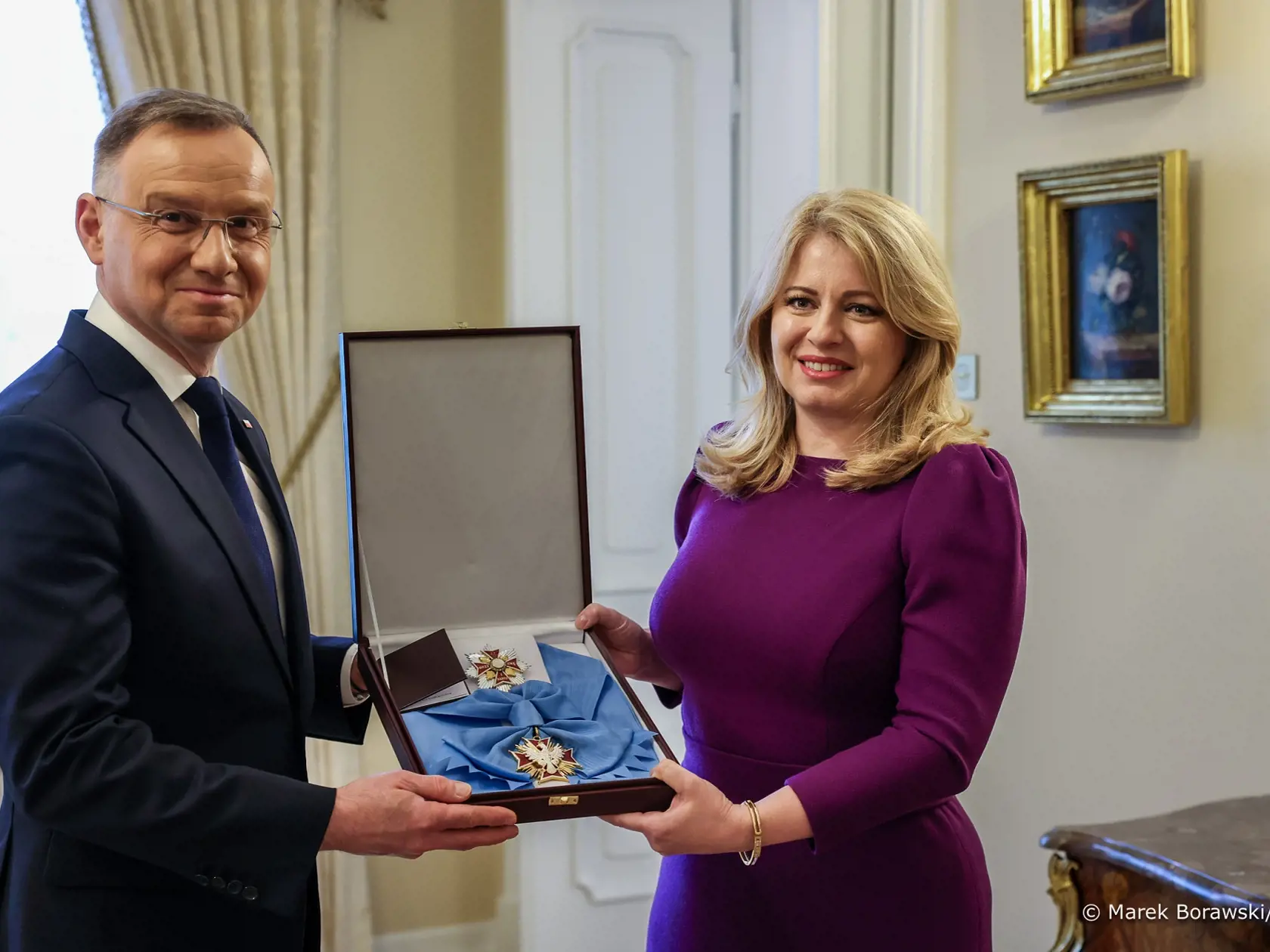 Čaputová pri tejto príležitosti dostala od Dudu najvyššie poľské štátne vyznamenanie Rad Bielej orlice za rozvoj dobrých vzťahov medzi Slovenskom a Poľskom.
