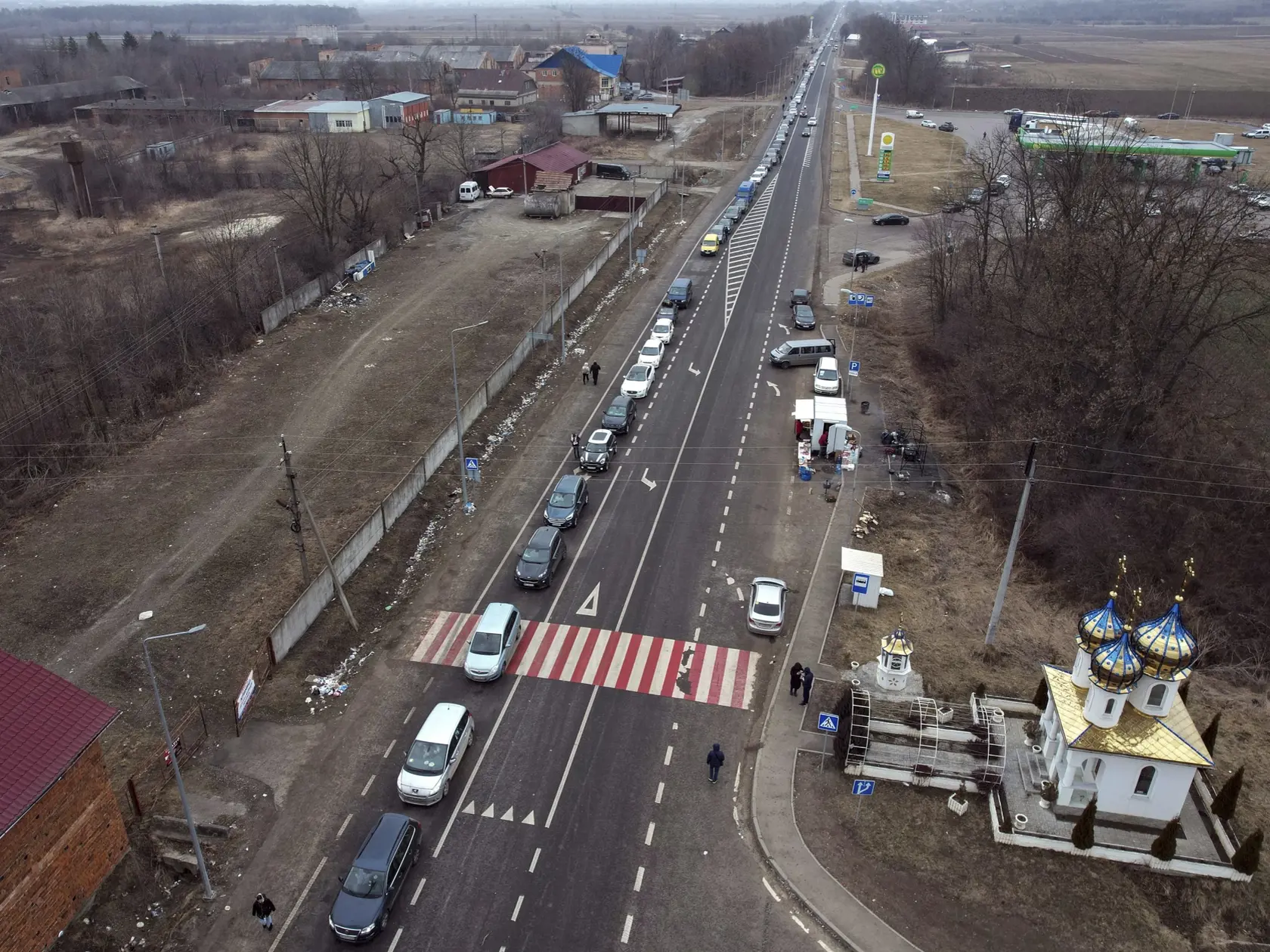 JB 26 Cernivtsi - Ľudia utekajúci pred vojenským konfliktom na Ukrajine smerujú autami na ukrajinsko - rumunský hraničný priechod pri meste Cernivtsi 1. marca 2022 na hraniciach s Rumunskom. Z Ukrajiny dosiaľ utieklo do susedných krajín vyše 400.000 ľudí. Pomoc hľadajú najmä v Poľsku, Maďarsku, Rumunsku a na Slovensku. Pripraviť sa však treba na milióny utečencov. Na utorkovej tlačovej konferencii to uviedla európska komisárka pre vnútorné záležitosti Ylva Johanssonová. FOTO TASR/AP

People flee