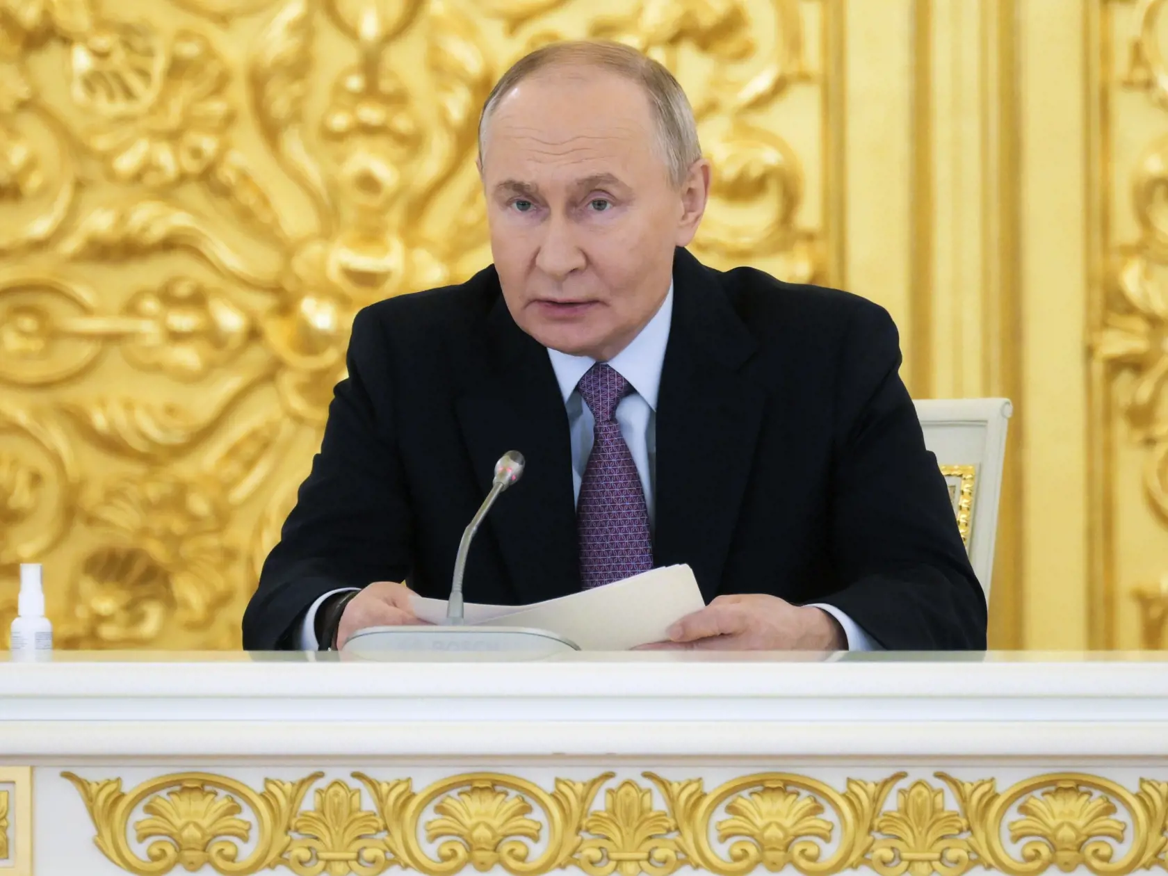 Na snímke ruský prezident Vladimír Putin počas zasadnutia prezidentskej rady pre strategický rozvoj a národné projekty v Moskve 5. decembra 2024. Putin zrušil požiadavku, aby všetci nákupcovia ruského plynu platili za dodávky cez Gazprombank. Ukázal to prezidentský dekrét vo štvrtok 5. decembra. USA totiž minulý mesiac zaradili na sankčný zoznam aj štátom kontrolovaného ruského veriteľa, čo môže zablokovať platby európskych zákazníkov za ruský plyn.