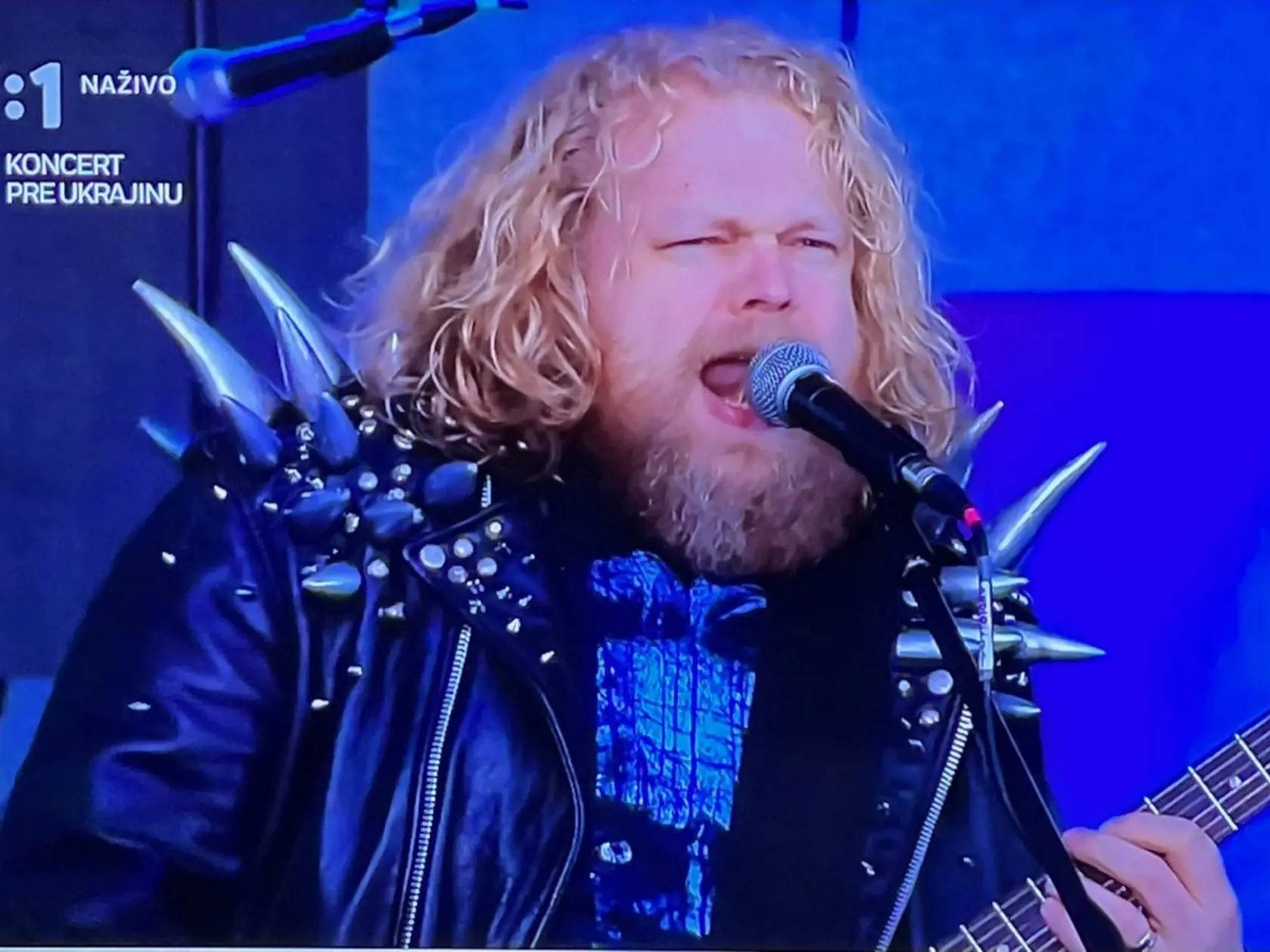 Štefan Chrappa alias Pišta Vandal je frontmanom hardrockovej kapely ČAD. V nedeľu vystúpil aj na koncerte pre Ukrajinu. Čo poviete na jeho koženku?