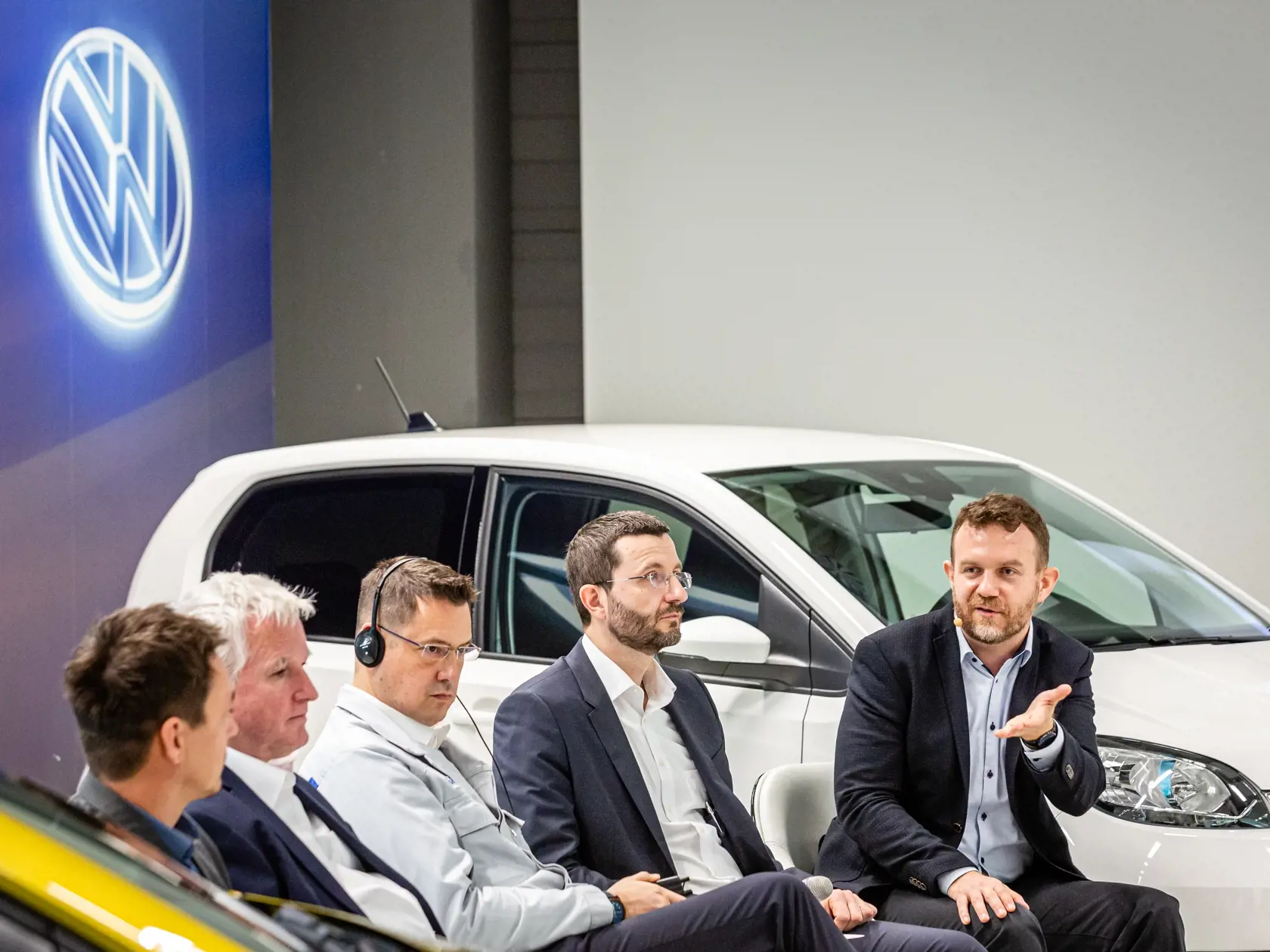 Naprieč Európou sa do októbra tohto roka predalo takmer 200–tisíc elektroáut a hybridov. Nový trend fascinuje aj čoraz viac Slovákov. Vyrábajú ich už aj u nás, dostupnejšie by mali byť aj vďaka štátnej dotácii.