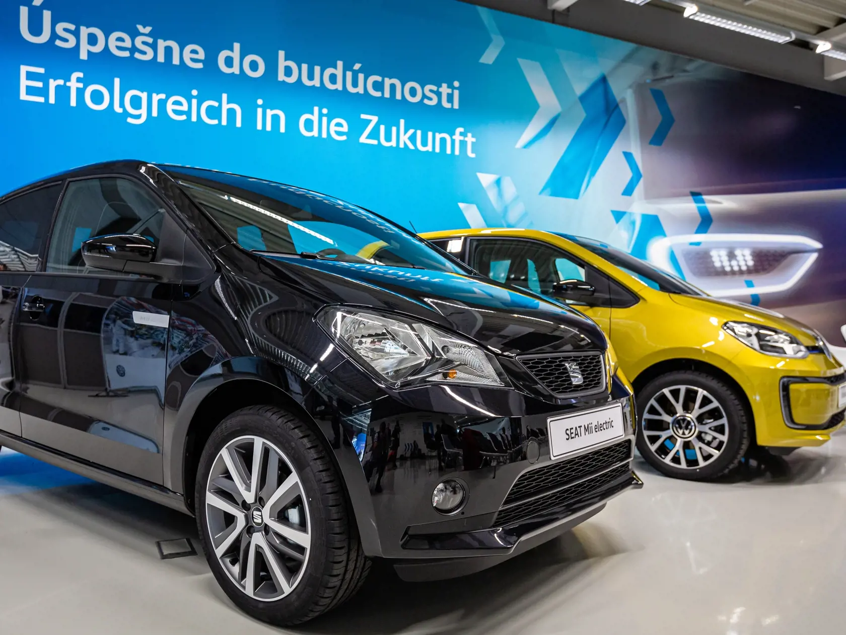 Naprieč Európou sa do októbra tohto roka predalo takmer 200–tisíc elektroáut a hybridov. Nový trend fascinuje aj čoraz viac Slovákov. Vyrábajú ich už aj u nás, dostupnejšie by mali byť aj vďaka štátnej dotácii.