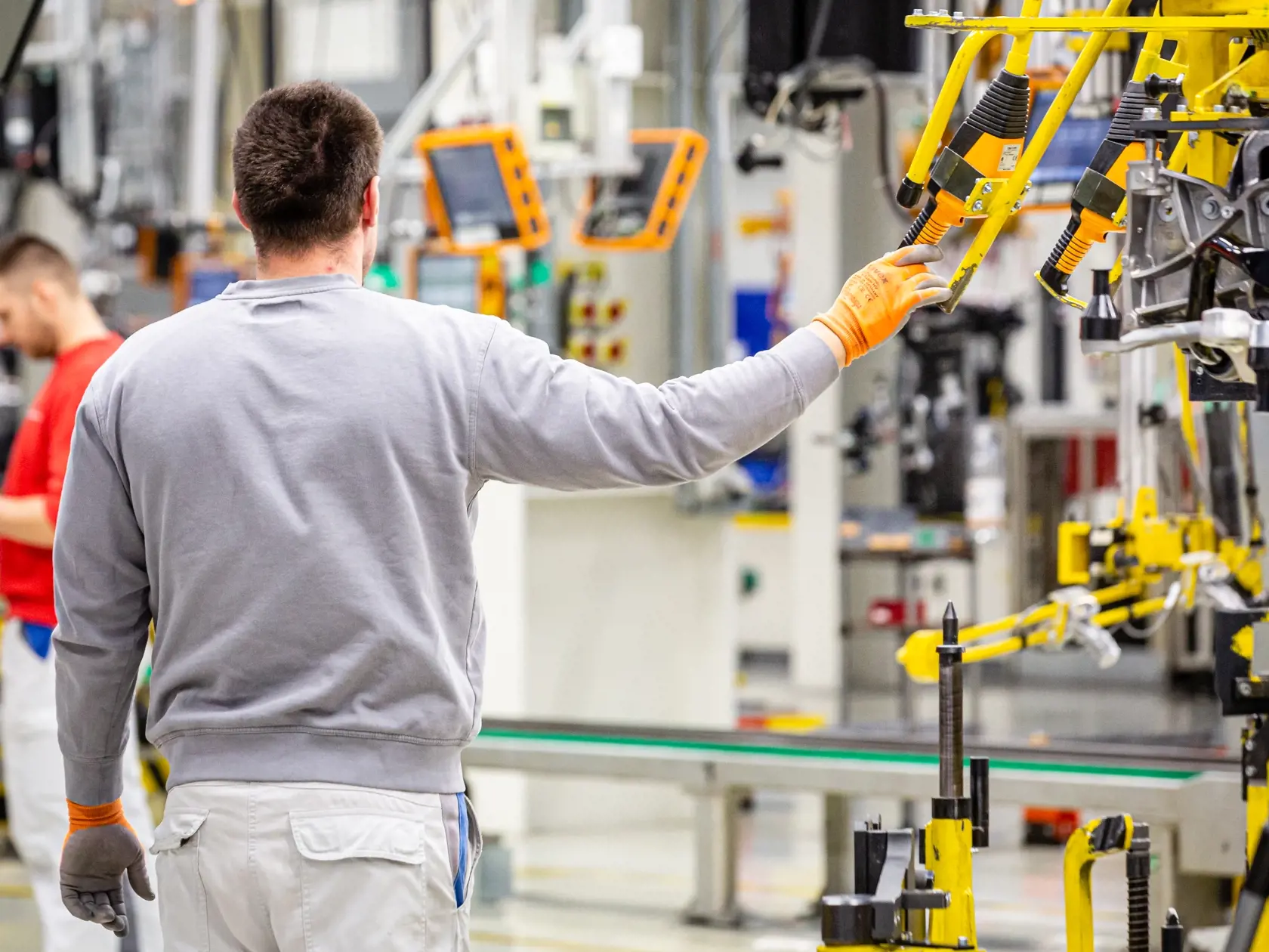 Naprieč Európou sa do októbra tohto roka predalo takmer 200–tisíc elektroáut a hybridov. Nový trend fascinuje aj čoraz viac Slovákov. Vyrábajú ich už aj u nás, dostupnejšie by mali byť aj vďaka štátnej dotácii.