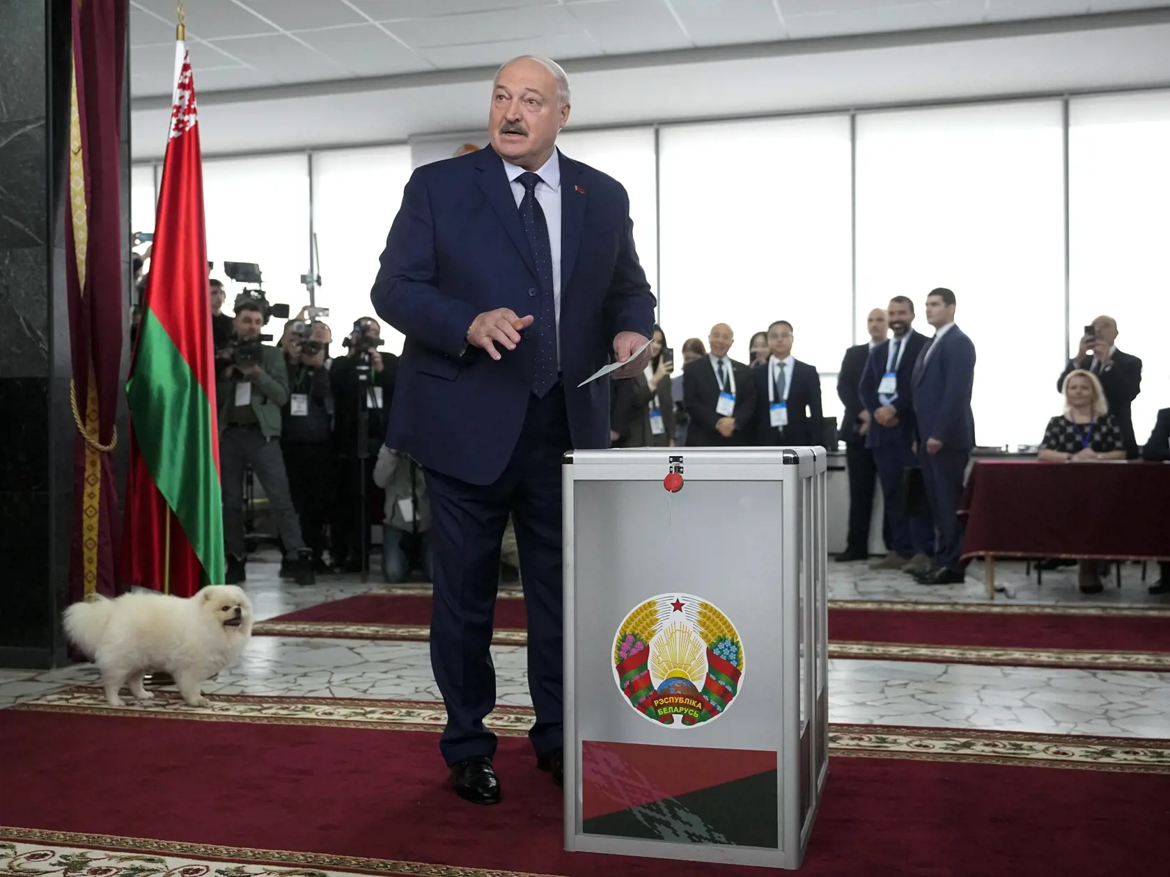 KK5 Minsk - Bieloruský prezident Alexandr Lukašenko sa rozpráva vo volebnej miestnosti s novinármi počas hlasovania v prezidentských voľbách v Bielorusku v nedeľu 26. januára 2025 v Minsku. V Bielorusku sa v nedeľu ráno o 8.00 miestneho času (6.00 SEČ) otvorili volebné miestnosti pri príležitosti prezidentských volieb. Ide o prvé voľby hlavy štátu od masívnych protestov po voľbách spred piatich rokov, v ktorých s prehľadom zvíťazil doterajší prezident Alexandr Lukašenko. FOTO TASR/AP
Belarusian President Alexander Lukashenko speaks to journalists as he casts his ballot at a polling site during voting in presidential elections in Minsk, Belarus, Sunday, Jan. 26, 2025. (AP Photo/Pavel Bednyakov)