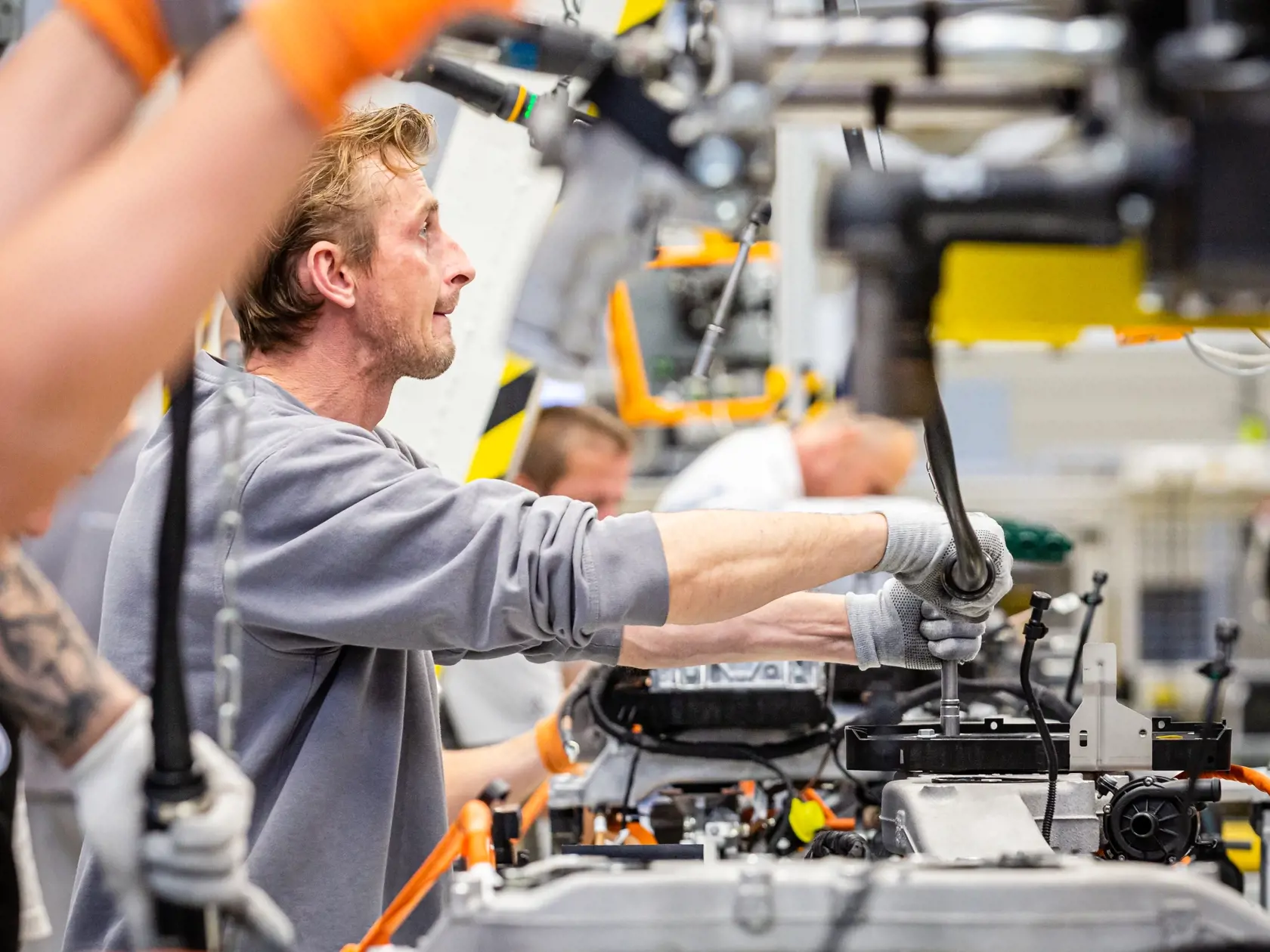 Naprieč Európou sa do októbra tohto roka predalo takmer 200–tisíc elektroáut a hybridov. Nový trend fascinuje aj čoraz viac Slovákov. Vyrábajú ich už aj u nás, dostupnejšie by mali byť aj vďaka štátnej dotácii.