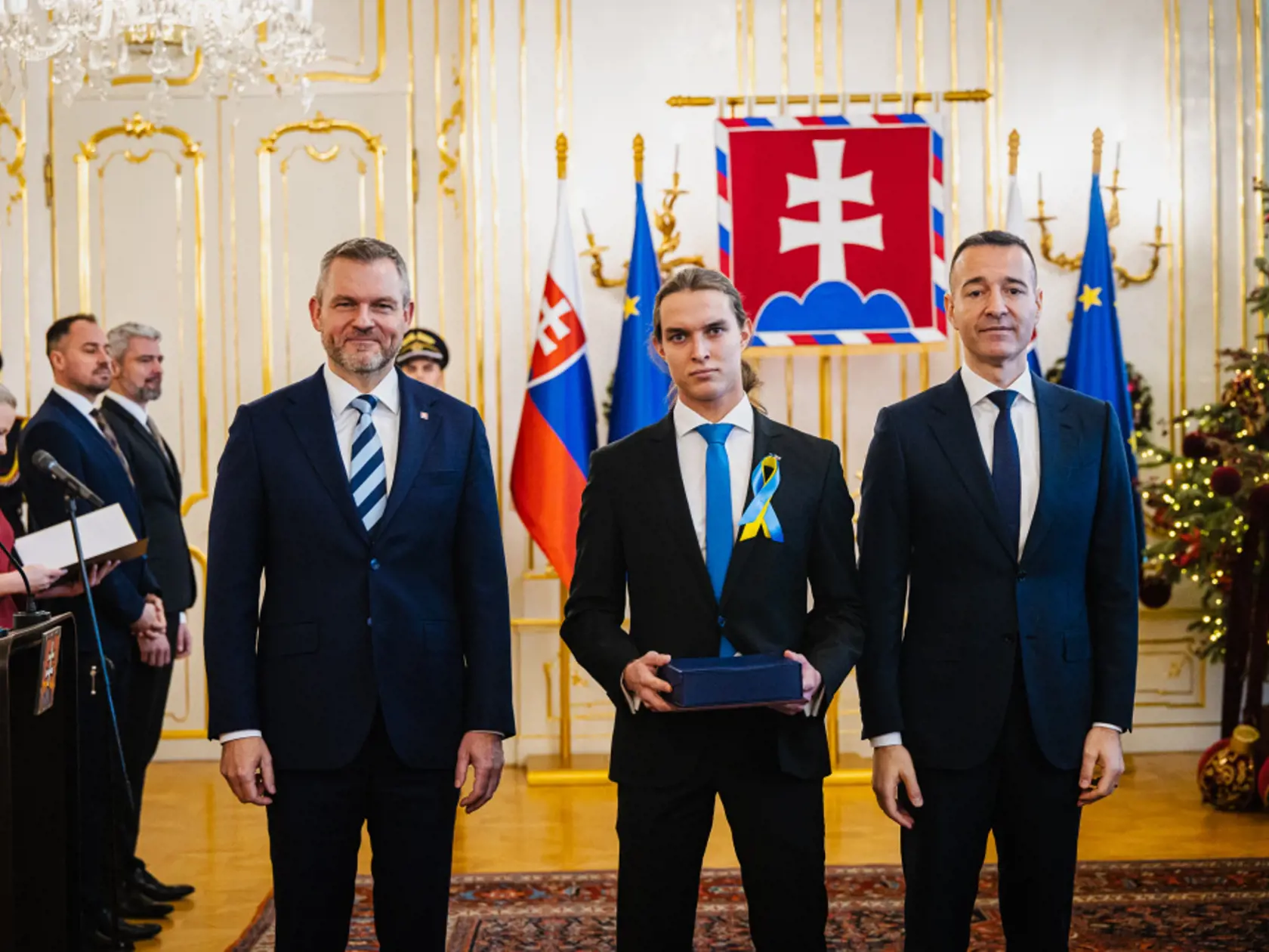 Simon Omaník, študent gymnázia, odmietol podať ruku prezidentovi Petrovi Pellegrinimu. 