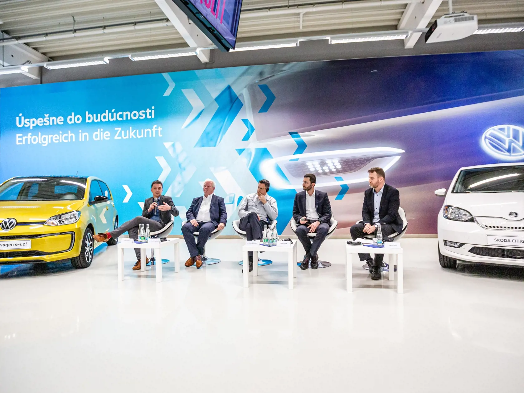 Naprieč Európou sa do októbra tohto roka predalo takmer 200–tisíc elektroáut a hybridov. Nový trend fascinuje aj čoraz viac Slovákov. Vyrábajú ich už aj u nás, dostupnejšie by mali byť aj vďaka štátnej dotácii.