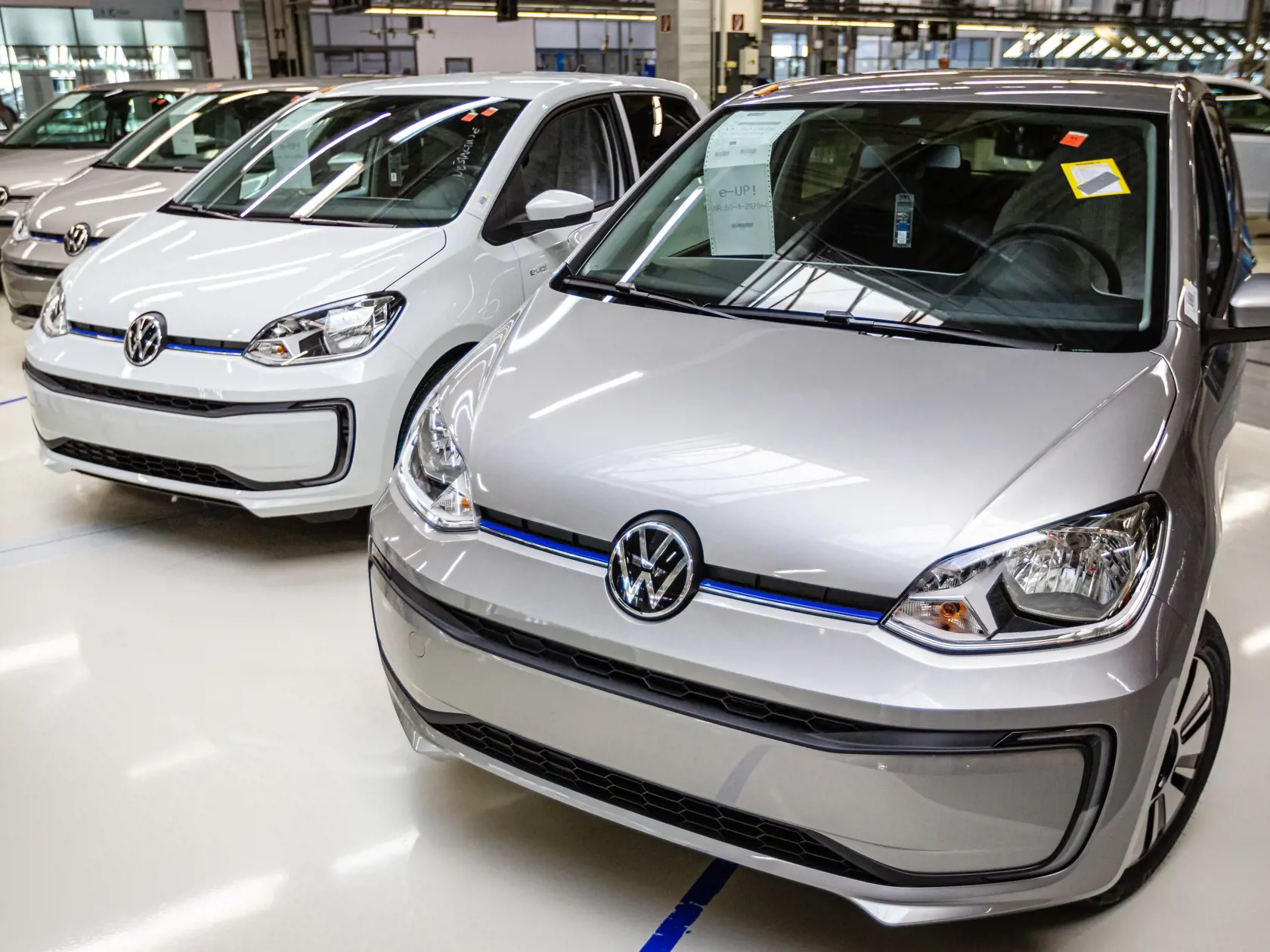 Naprieč Európou sa do októbra tohto roka predalo takmer 200–tisíc elektroáut a hybridov. Nový trend fascinuje aj čoraz viac Slovákov. Vyrábajú ich už aj u nás, dostupnejšie by mali byť aj vďaka štátnej dotácii.