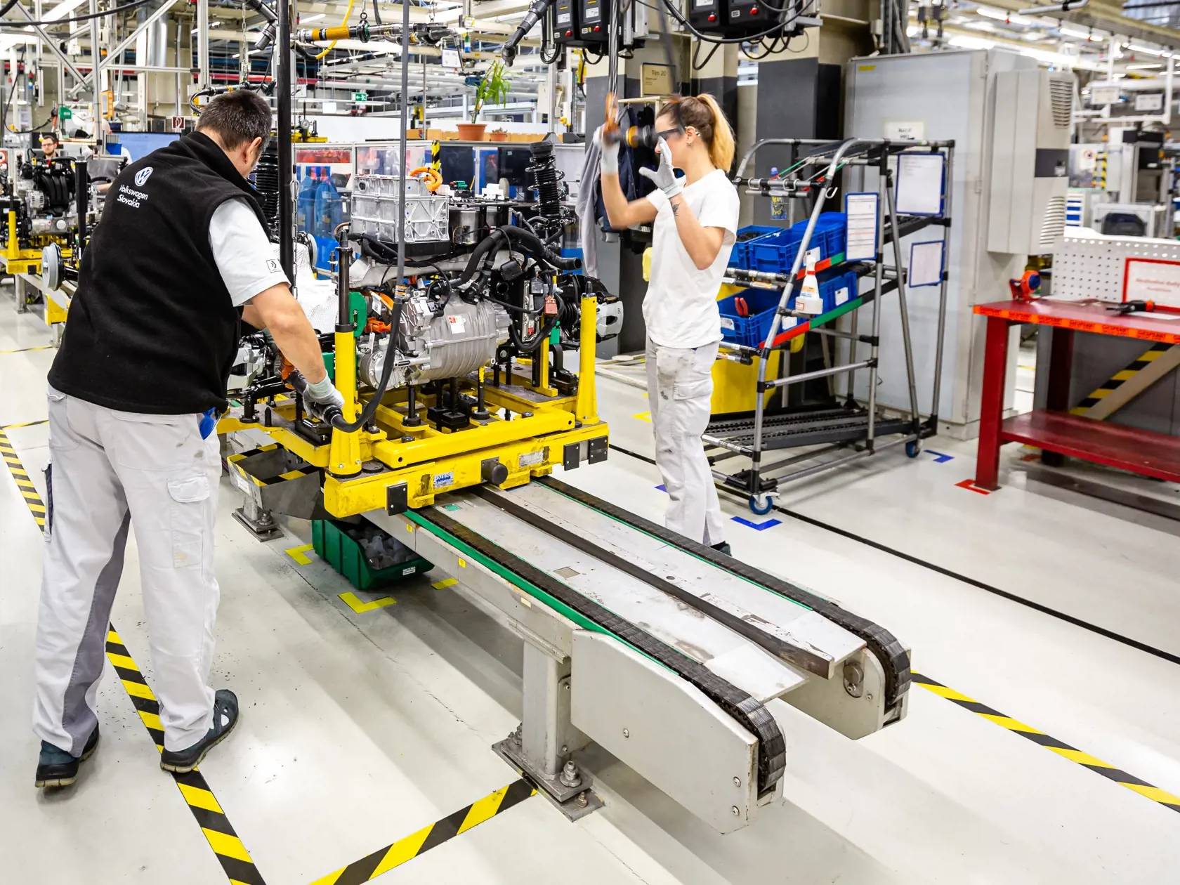 Naprieč Európou sa do októbra tohto roka predalo takmer 200–tisíc elektroáut a hybridov. Nový trend fascinuje aj čoraz viac Slovákov. Vyrábajú ich už aj u nás, dostupnejšie by mali byť aj vďaka štátnej dotácii.