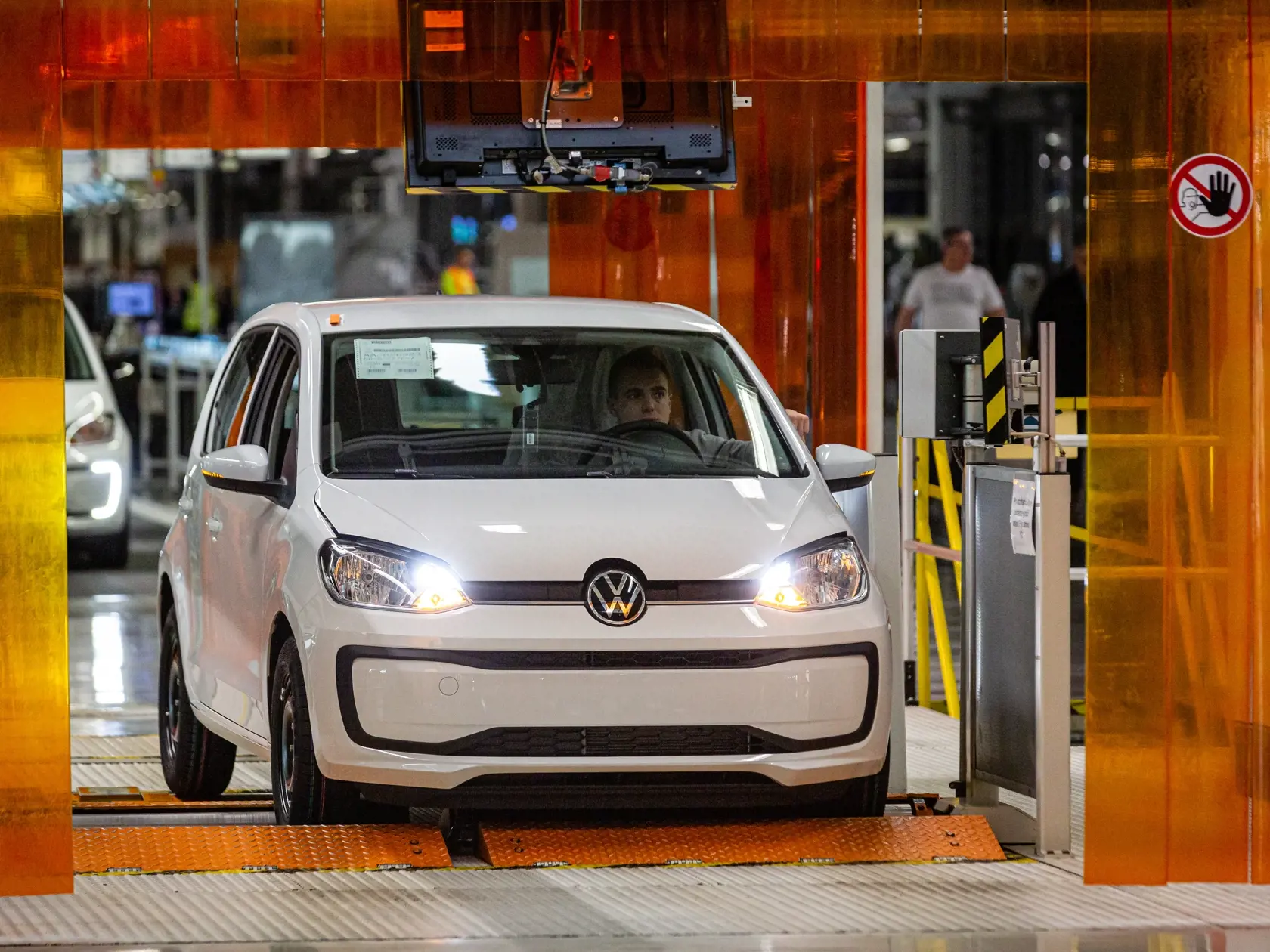 Naprieč Európou sa do októbra tohto roka predalo takmer 200–tisíc elektroáut a hybridov. Nový trend fascinuje aj čoraz viac Slovákov. Vyrábajú ich už aj u nás, dostupnejšie by mali byť aj vďaka štátnej dotácii.