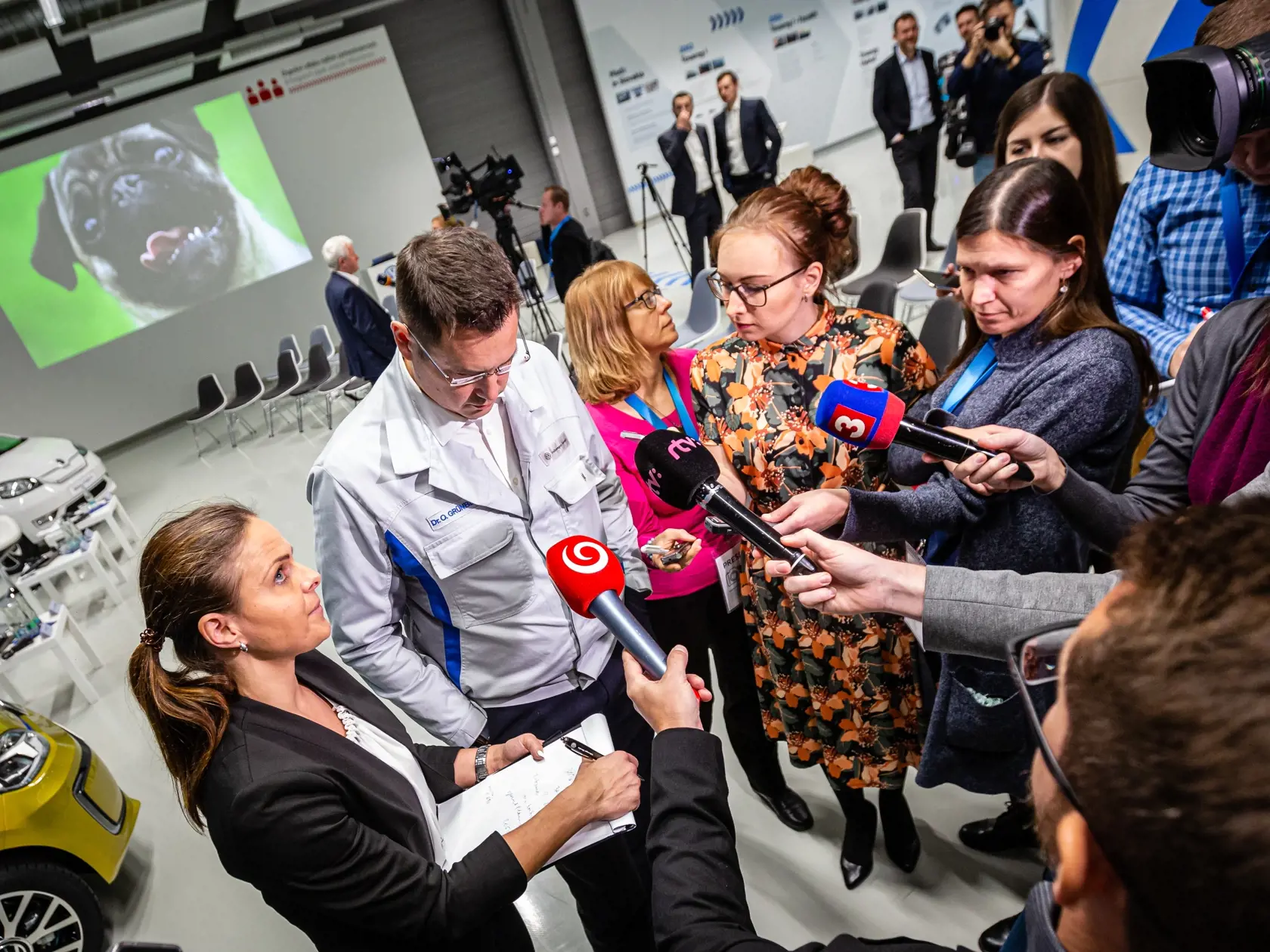Naprieč Európou sa do októbra tohto roka predalo takmer 200–tisíc elektroáut a hybridov. Nový trend fascinuje aj čoraz viac Slovákov. Vyrábajú ich už aj u nás, dostupnejšie by mali byť aj vďaka štátnej dotácii.
