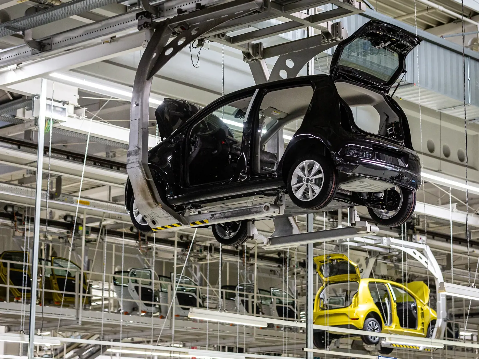 Naprieč Európou sa do októbra tohto roka predalo takmer 200–tisíc elektroáut a hybridov. Nový trend fascinuje aj čoraz viac Slovákov. Vyrábajú ich už aj u nás, dostupnejšie by mali byť aj vďaka štátnej dotácii.