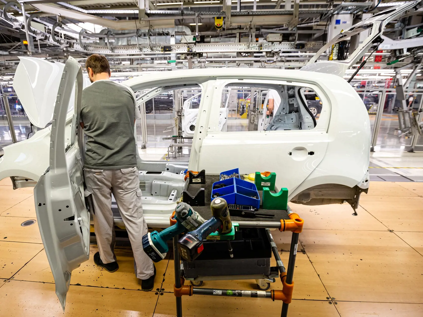 Naprieč Európou sa do októbra tohto roka predalo takmer 200–tisíc elektroáut a hybridov. Nový trend fascinuje aj čoraz viac Slovákov. Vyrábajú ich už aj u nás, dostupnejšie by mali byť aj vďaka štátnej dotácii.