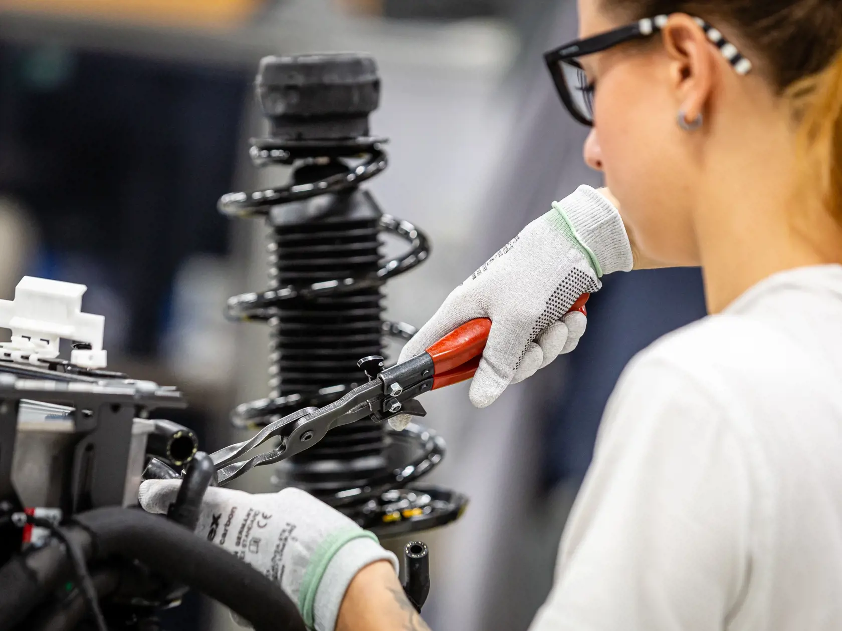Naprieč Európou sa do októbra tohto roka predalo takmer 200–tisíc elektroáut a hybridov. Nový trend fascinuje aj čoraz viac Slovákov. Vyrábajú ich už aj u nás, dostupnejšie by mali byť aj vďaka štátnej dotácii.