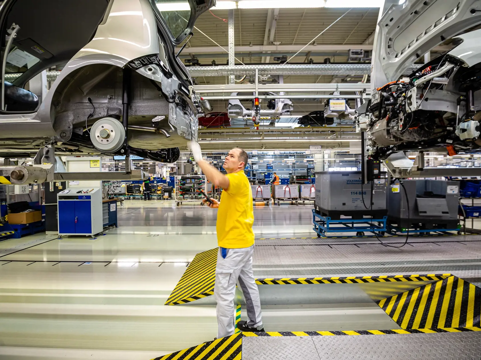 Naprieč Európou sa do októbra tohto roka predalo takmer 200–tisíc elektroáut a hybridov. Nový trend fascinuje aj čoraz viac Slovákov. Vyrábajú ich už aj u nás, dostupnejšie by mali byť aj vďaka štátnej dotácii.