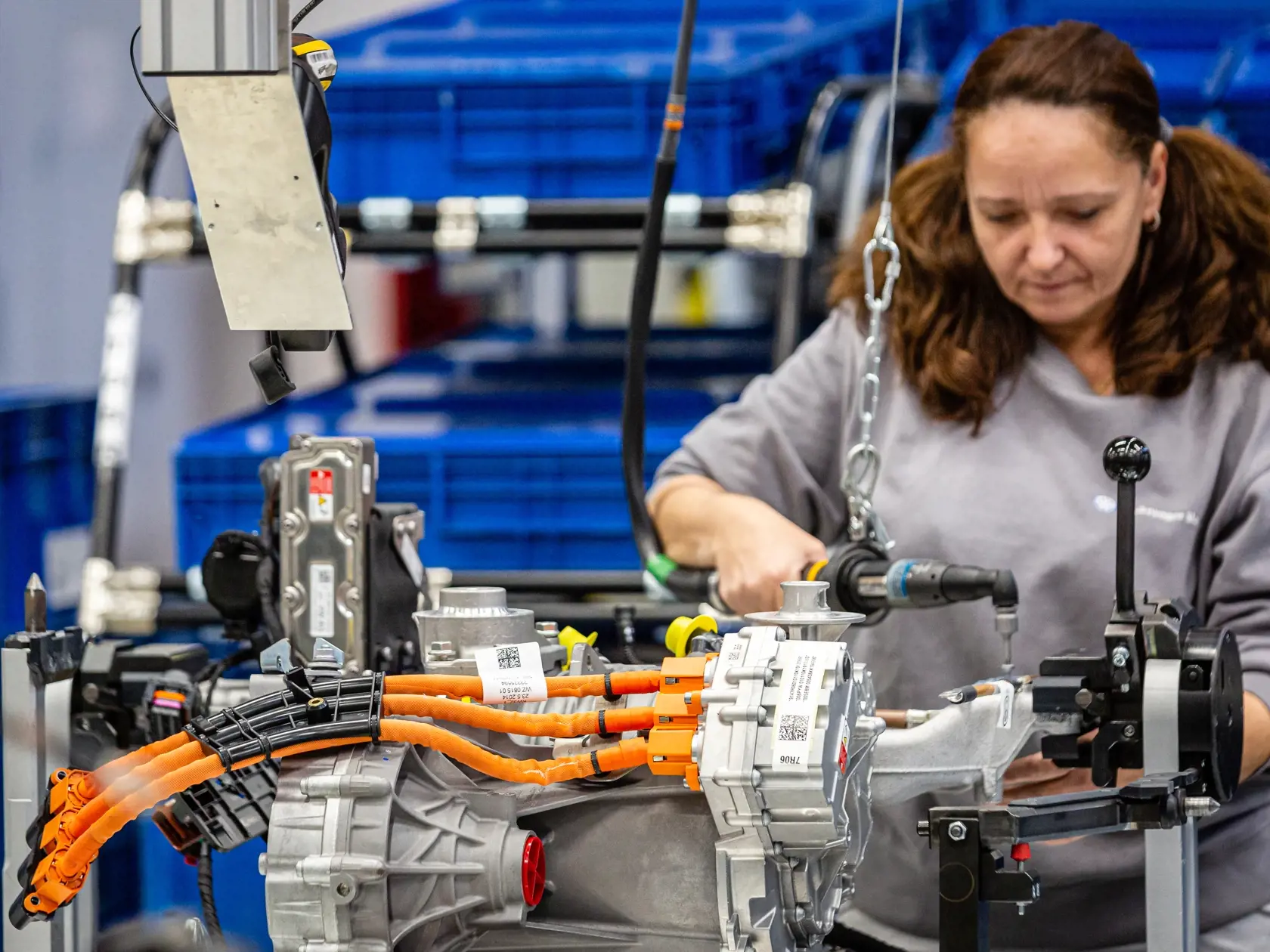 Naprieč Európou sa do októbra tohto roka predalo takmer 200–tisíc elektroáut a hybridov. Nový trend fascinuje aj čoraz viac Slovákov. Vyrábajú ich už aj u nás, dostupnejšie by mali byť aj vďaka štátnej dotácii.