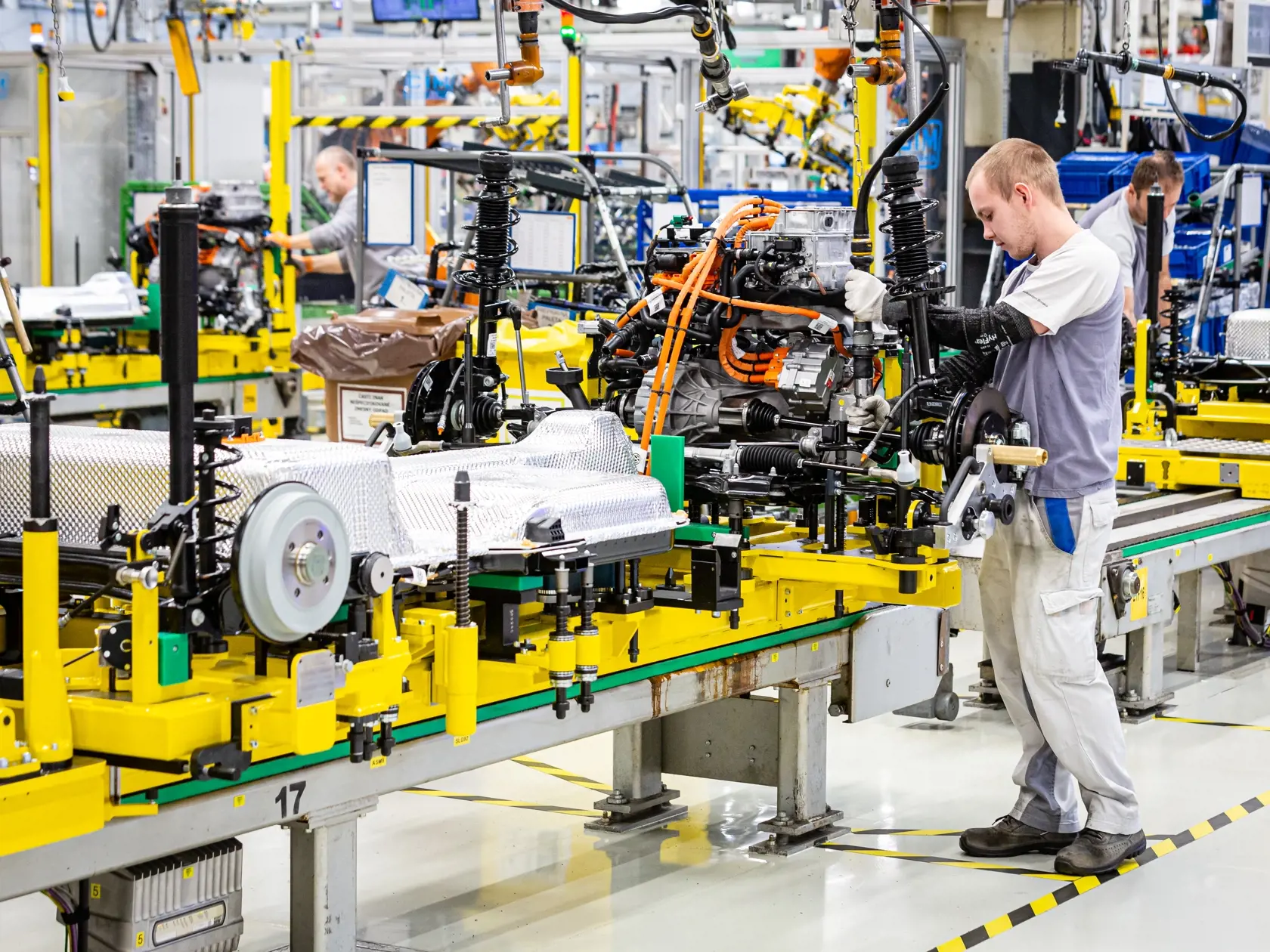 Naprieč Európou sa do októbra tohto roka predalo takmer 200–tisíc elektroáut a hybridov. Nový trend fascinuje aj čoraz viac Slovákov. Vyrábajú ich už aj u nás, dostupnejšie by mali byť aj vďaka štátnej dotácii.