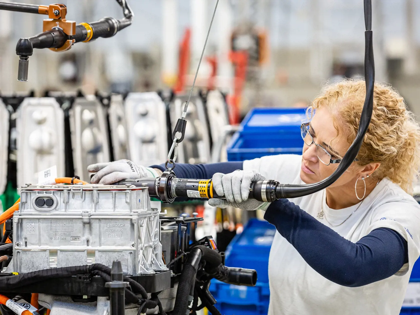Naprieč Európou sa do októbra tohto roka predalo takmer 200–tisíc elektroáut a hybridov. Nový trend fascinuje aj čoraz viac Slovákov. Vyrábajú ich už aj u nás, dostupnejšie by mali byť aj vďaka štátnej dotácii.