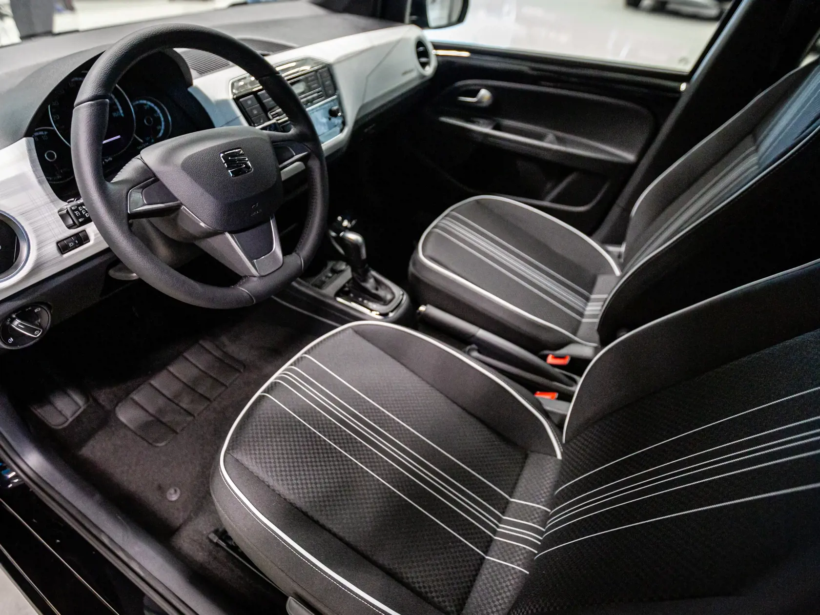 Naprieč Európou sa do októbra tohto roka predalo takmer 200–tisíc elektroáut a hybridov. Nový trend fascinuje aj čoraz viac Slovákov. Vyrábajú ich už aj u nás, dostupnejšie by mali byť aj vďaka štátnej dotácii.