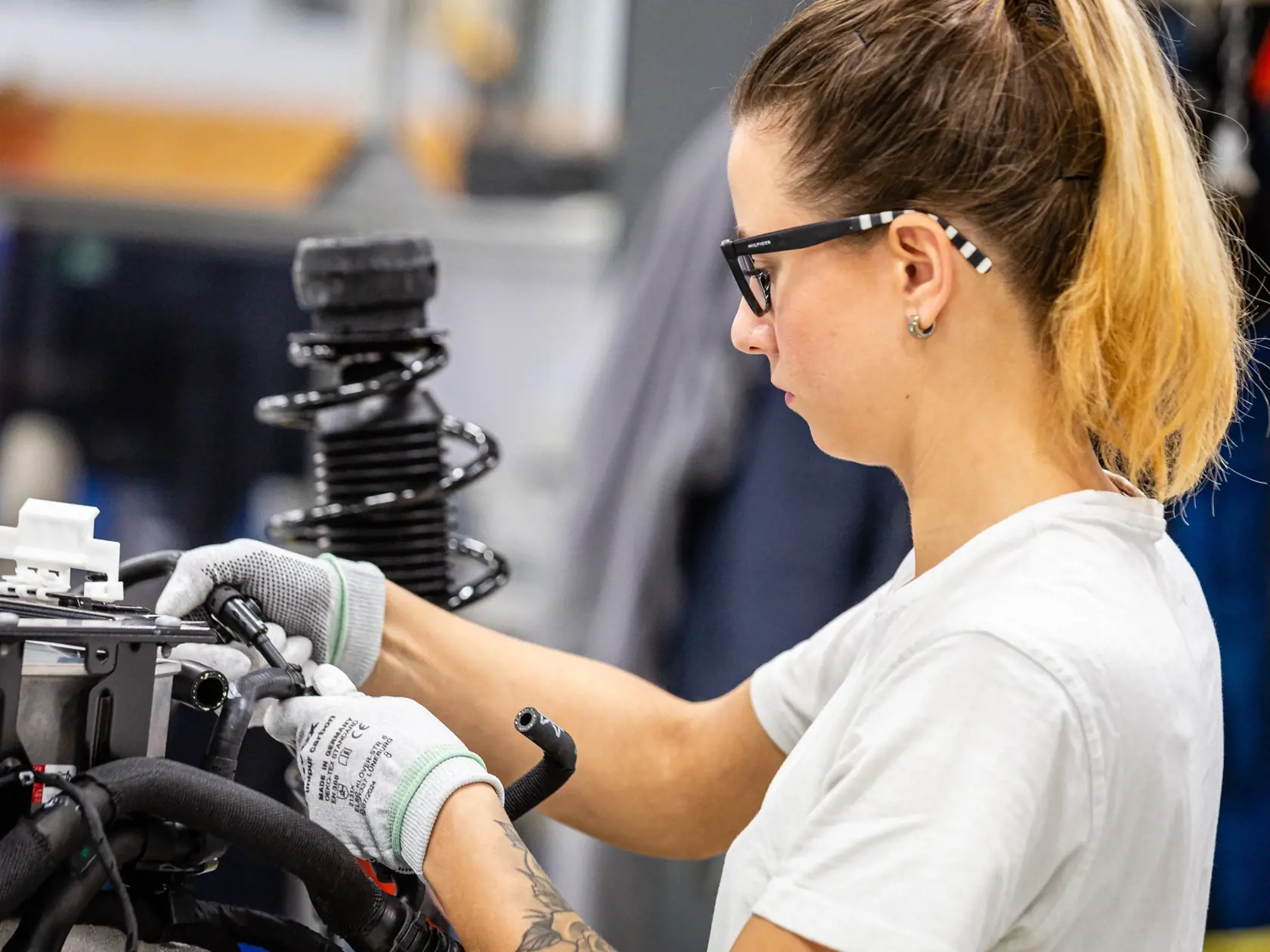 Naprieč Európou sa do októbra tohto roka predalo takmer 200–tisíc elektroáut a hybridov. Nový trend fascinuje aj čoraz viac Slovákov. Vyrábajú ich už aj u nás, dostupnejšie by mali byť aj vďaka štátnej dotácii.