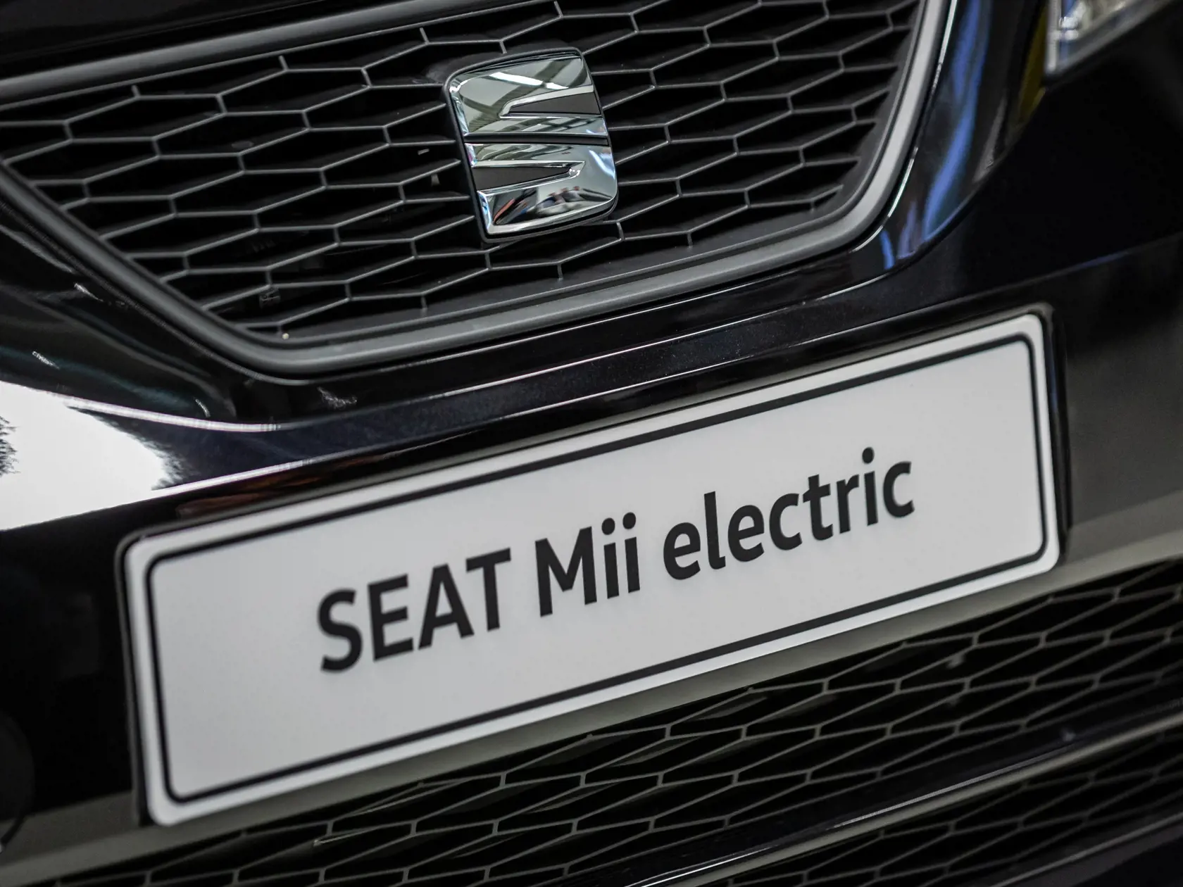Naprieč Európou sa do októbra tohto roka predalo takmer 200–tisíc elektroáut a hybridov. Nový trend fascinuje aj čoraz viac Slovákov. Vyrábajú ich už aj u nás, dostupnejšie by mali byť aj vďaka štátnej dotácii.