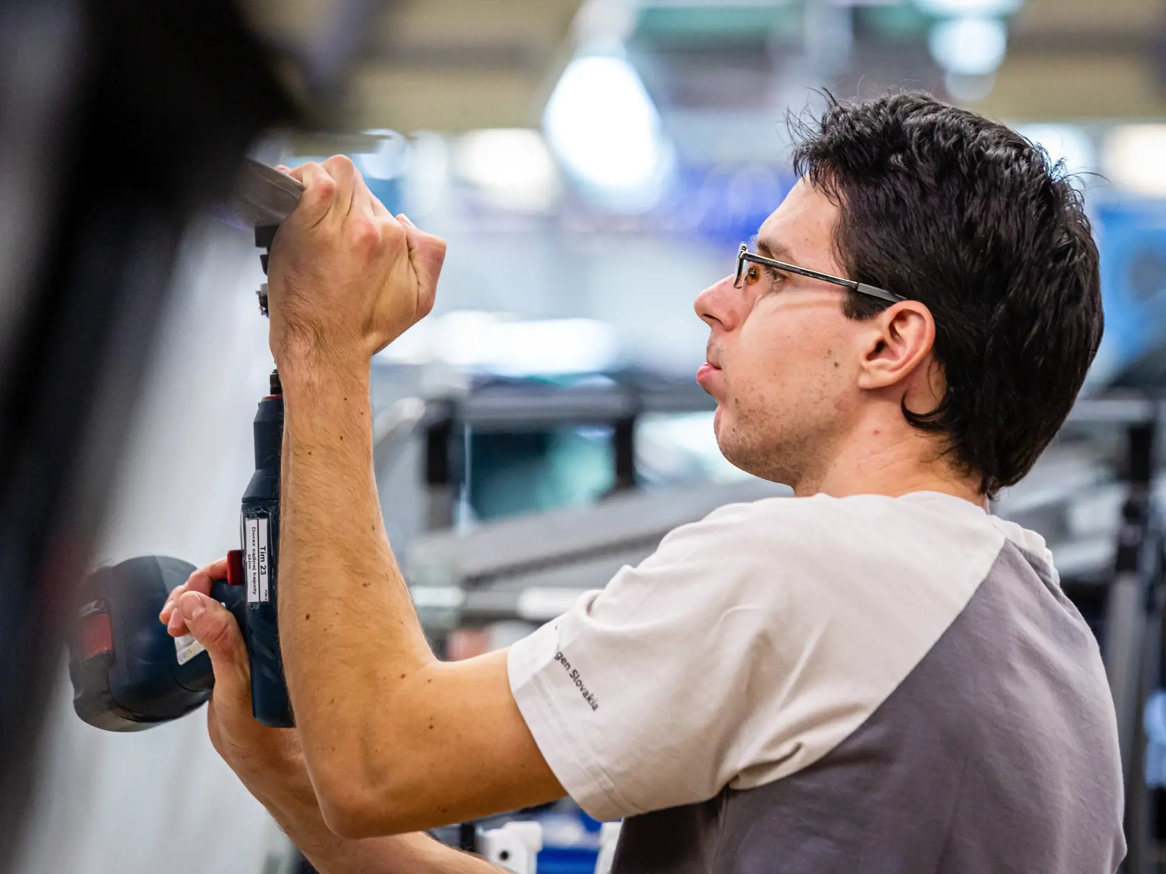 Naprieč Európou sa do októbra tohto roka predalo takmer 200–tisíc elektroáut a hybridov. Nový trend fascinuje aj čoraz viac Slovákov. Vyrábajú ich už aj u nás, dostupnejšie by mali byť aj vďaka štátnej dotácii.