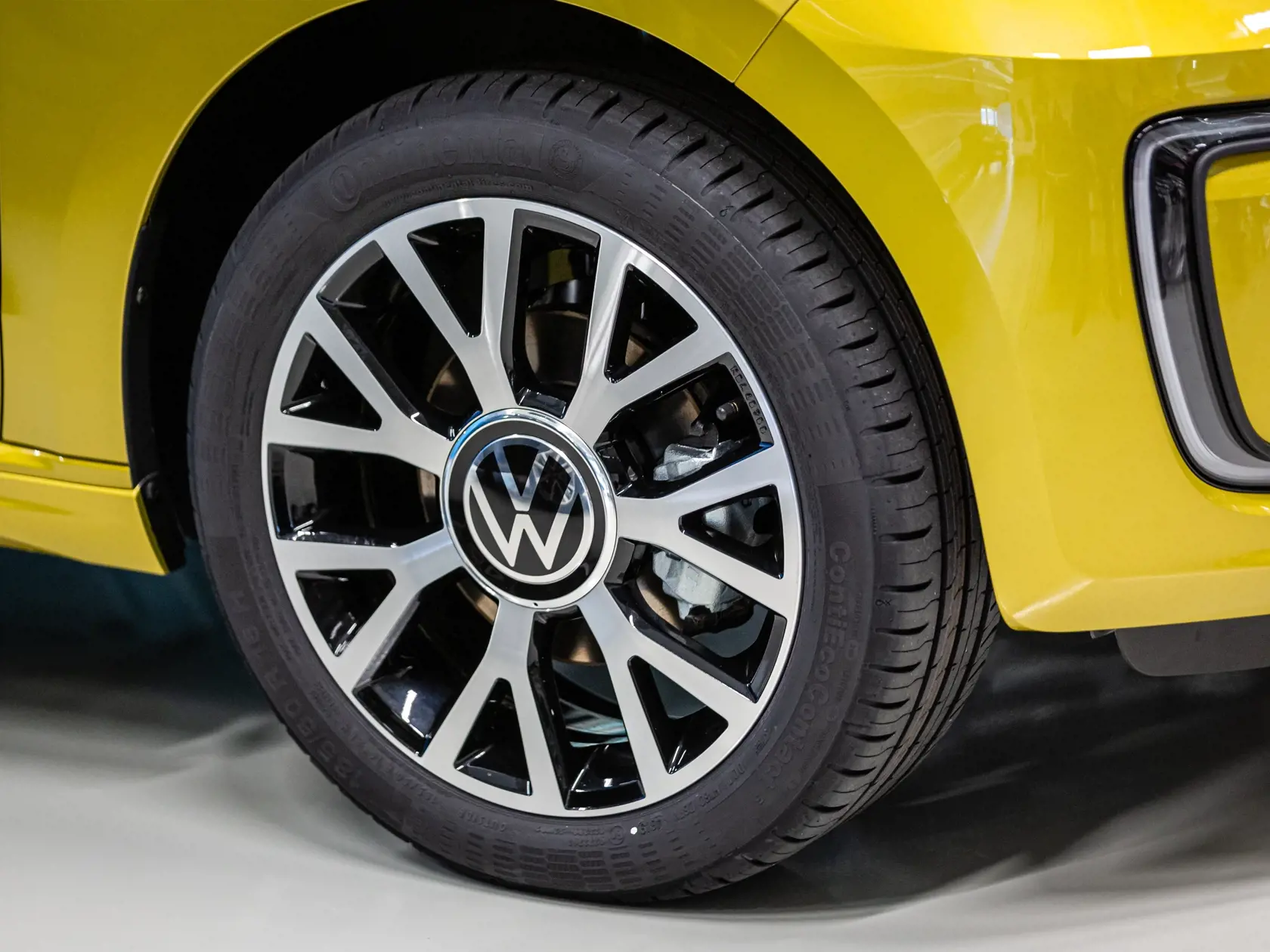 Naprieč Európou sa do októbra tohto roka predalo takmer 200–tisíc elektroáut a hybridov. Nový trend fascinuje aj čoraz viac Slovákov. Vyrábajú ich už aj u nás, dostupnejšie by mali byť aj vďaka štátnej dotácii.