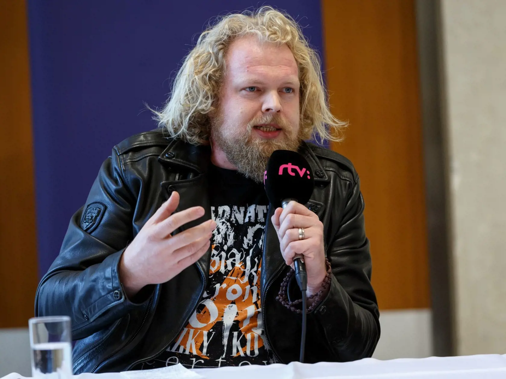 Štefan Chrappa moderoval program Najväčší Slovák.
