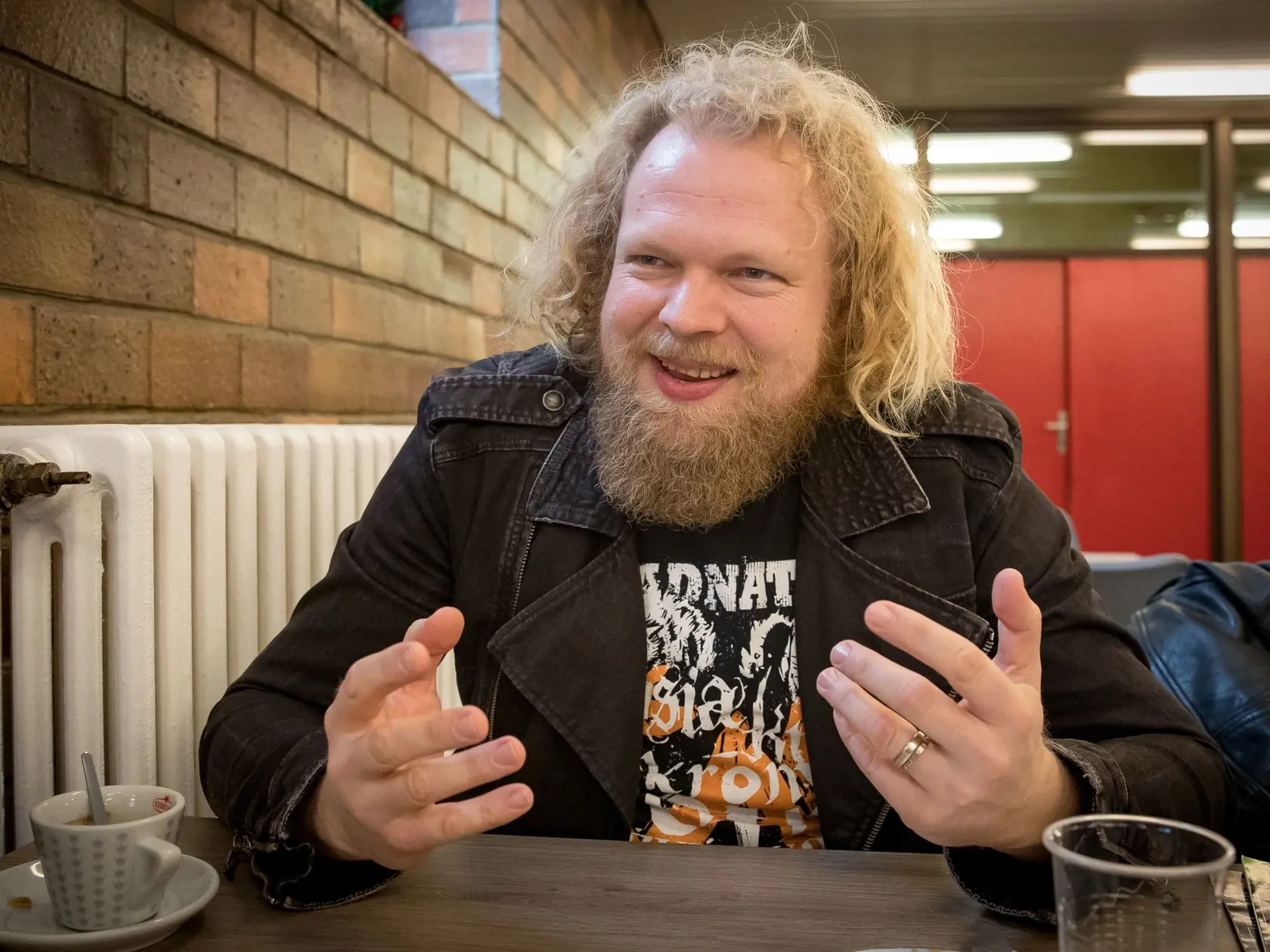 Štefan Chrappa, známy tiež pod pseudonymom Pišta Vandal, je slovenským spisovateľom, básnikom a náboženským redaktorom Slovenského rozhlasu. Založil vlastné vydavateľstvo Limerick. Hrá na gitaru a spieva v metalových kapelách Čad a Vandali.