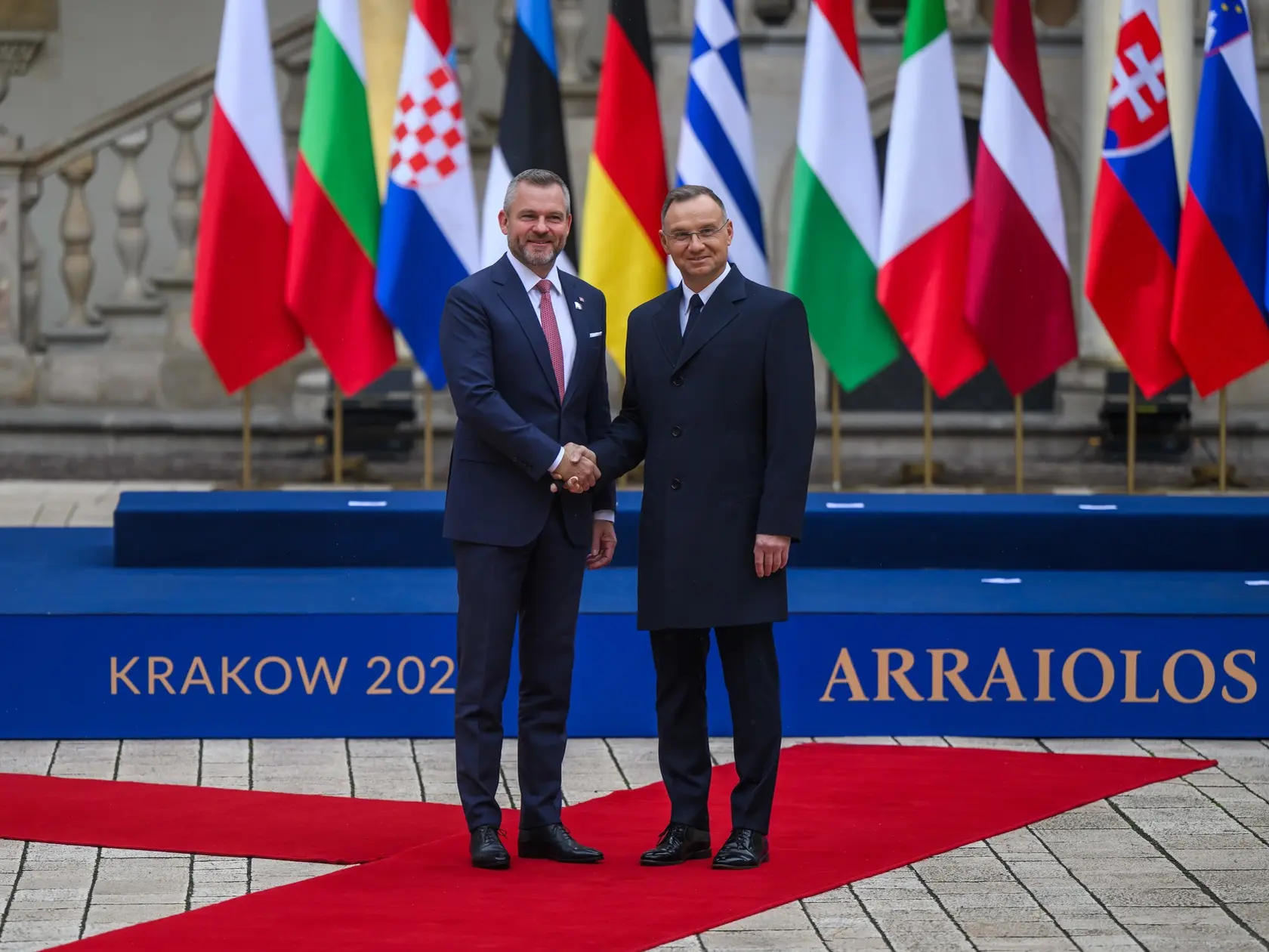 Na snímke zľava prezident SR Peter Pellegrini a poľský prezident Andrzej Duda si podávajú ruky počas stretnutia hláv štátov v rámci skupiny Arraiolos.