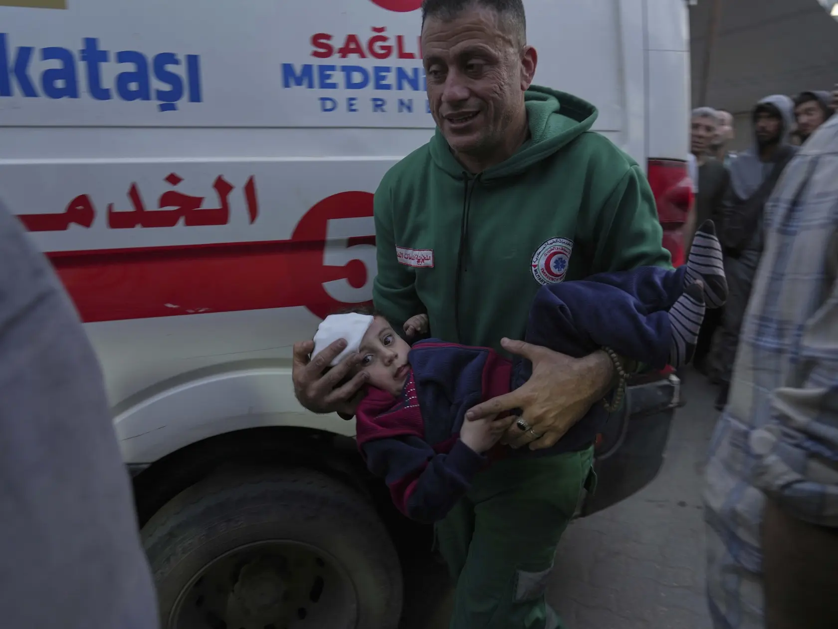 JB 35 Gaza - Palestínske dieťa zranené po izraelských leteckých útokoch prinášajú na ošetrenie do nemocnice v meste Gaza 3. apríla 2025. Najmenej 25 ľudí prišlo v Pásme Gazy vo štvrtok o život pri izraelskom leteckom útoku na budovu školy, ktorá slúži ako útočisko pre ľudí vysídlených v dôsledku vojny, uviedla tamojšia civilná obrana. TASR informuje podľa agentúry AFP. Podľa hovorcu gazského úradu pre civilnú obranu Mahmúda Bassala došlo k náletu severovýchodne od mesta Gaza a zranenia utrpelo najmenej ďalších 100 osôb. FOTO TASR/AP

A Palestinian child who was injured in an Israeli airstrike, is brought for a treatment at the Baptist Hospital in Gaza City, on Thursday, April 3, 2025. (AP Photo/Jehad Alshrafi)