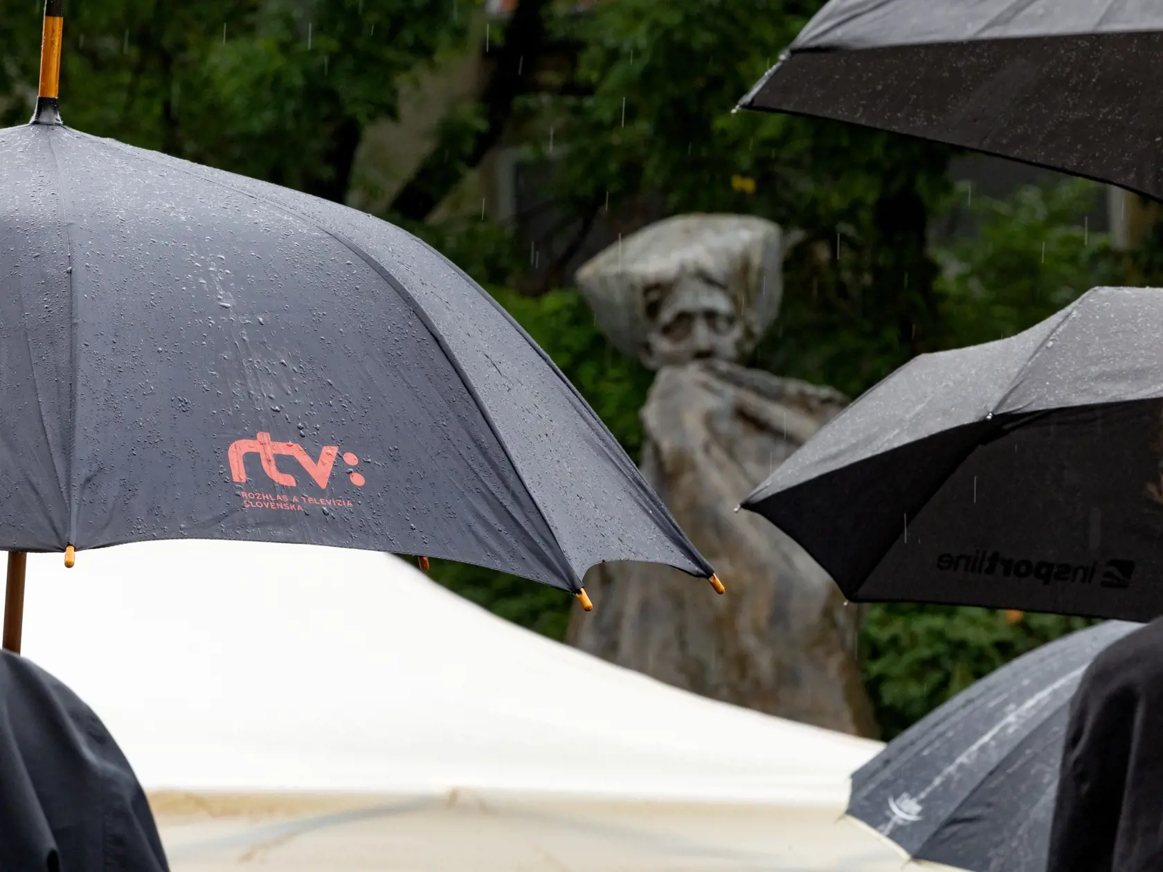 Štrajk nespokojných zamestnancov a spolupracovníkov RTVS, cieľom ktorého je stiahnutie sporného návrhu zákona o STVR. Dav sa presunul z budovy Slovenského rozhlasu na Mýtnej ulici pred Úrad vlády a následne pred budovu Ministerstva kultúry na Námestí SNP, kde prebehol príhovor členov štrajkového výboru a pozvaných hostí.