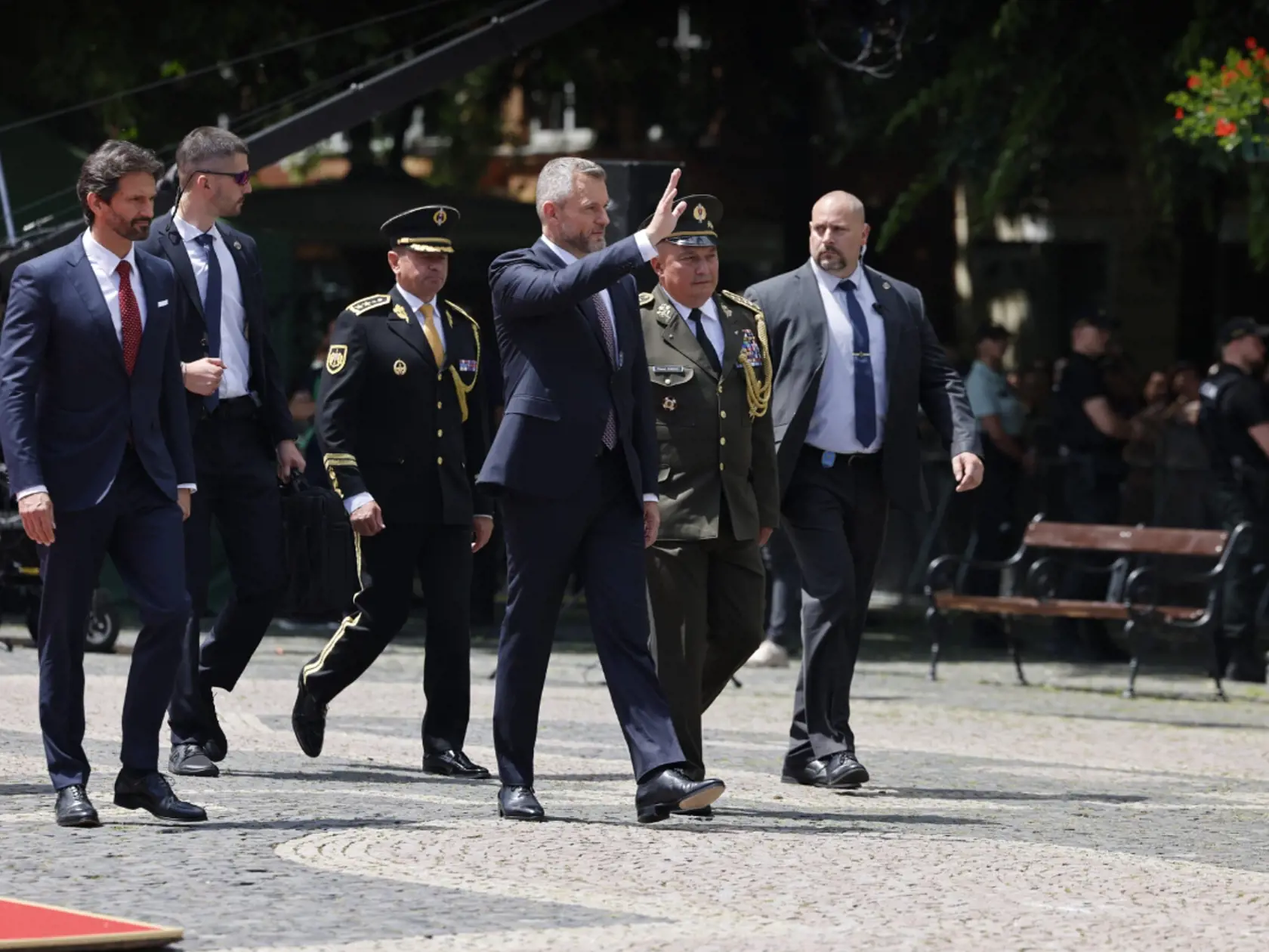 Prezident Peter Pellegrini na prehliadke čestnej stráže v sprievode ministra vnútra Roberta Kaliňáka.