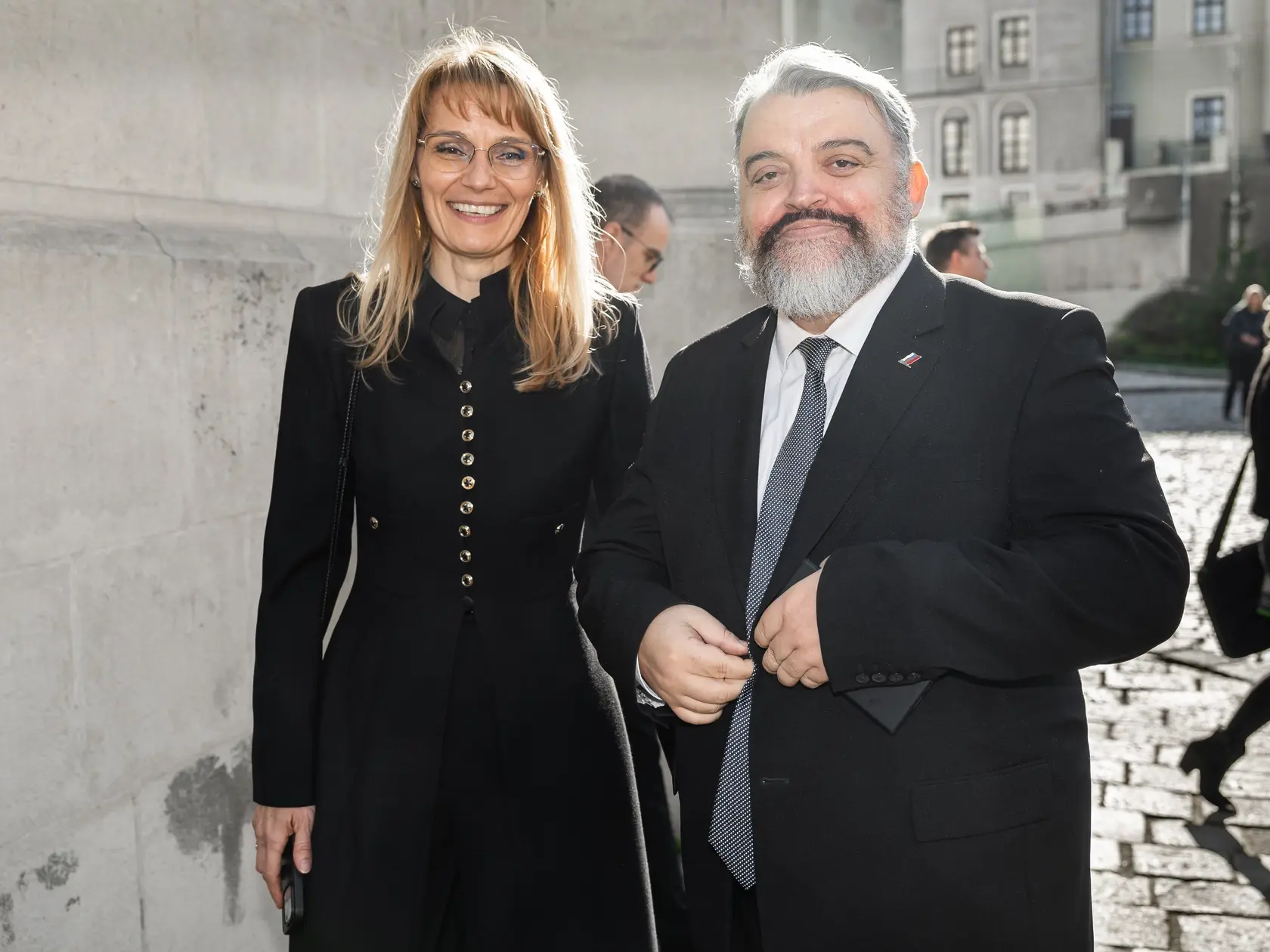 Posledná rozlúčka s hercom Štefanom Kvietikom za účasti rodiny aj verejnosti v Katedrále sv. Martina v Bratislave. Na snímke Eduard Chmelár a Diana Štrofová. 