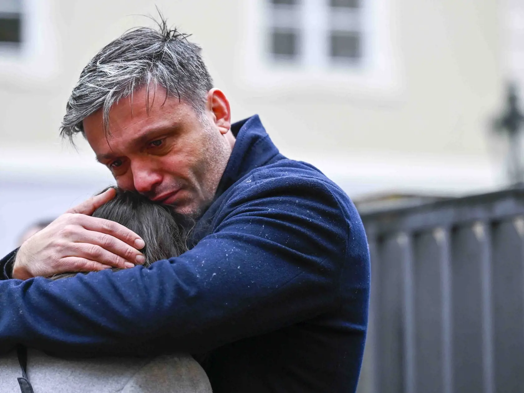 Dvojica sa objíma pred sídlom Karlovej univerzity, kde sa nachádza pietne miesto na pamiatku obetí masovej streľby v centre Prahy v piatok 22. decembra 2023. Pri streľbe na Filozofickej fakulte Univerzity Karlovej v Prahe prišlo vo štvrtok o život 15 ľudí, vrátane strelca. Ďalších  25 osôb utrpelo zranenia. Strelec zasiahol aj troch ľudí v okolí budovy a došlo tiež k prestreleniu civilného vozidla, aj vozidla polície.