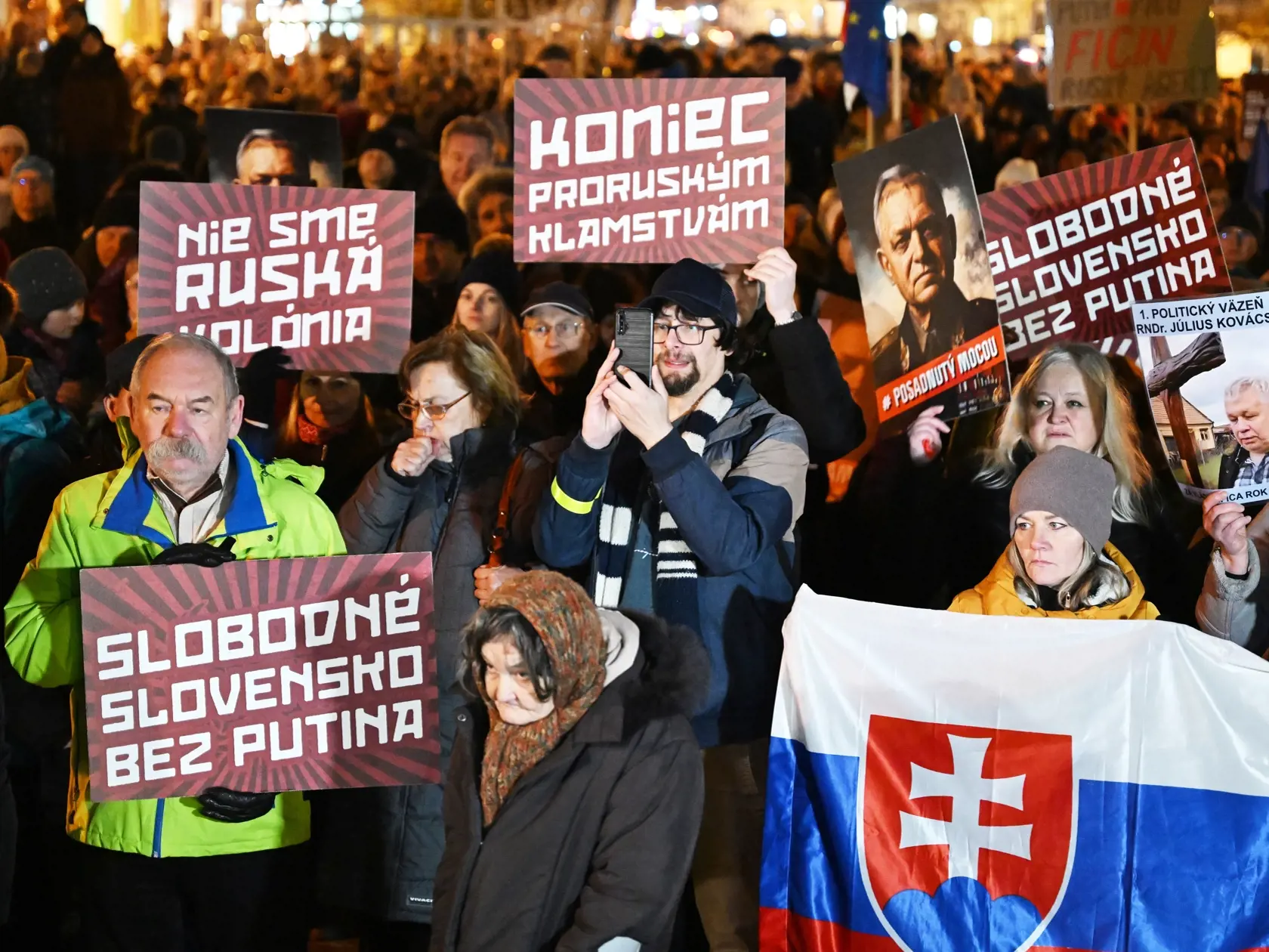Na snímke účastníci protestu Slovensko je Európa v Košiciach v piatok 10. januára 2025. V Bratislave, Košiciach, Banskej Bystrici, Poprade, Žiline a ďalších slovenských mestách sa v piatok konali protesty pod názvom Slovensko je Európa. Organizovalo ich občianske združenie Mier Ukrajine v reakcii na kroky vlády a predsedu vlády SR Roberta Fica (Smer-SD).