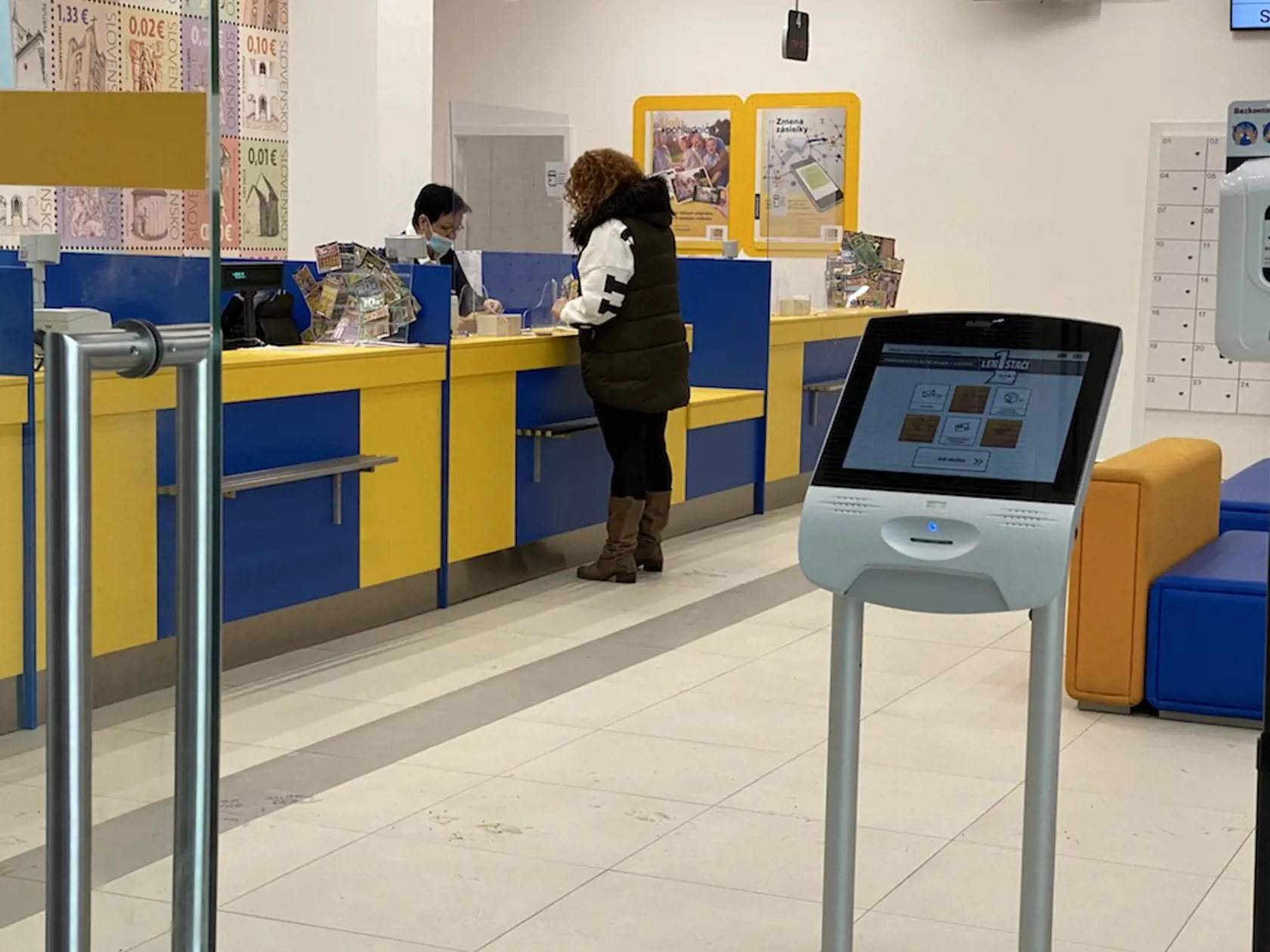 Slovenská pošta patrí medzi najväčších štátnych zamestnávateľov. Svojim pracovníkom vybavili skoršie termíny na očkovanie už v marci a v apríli.