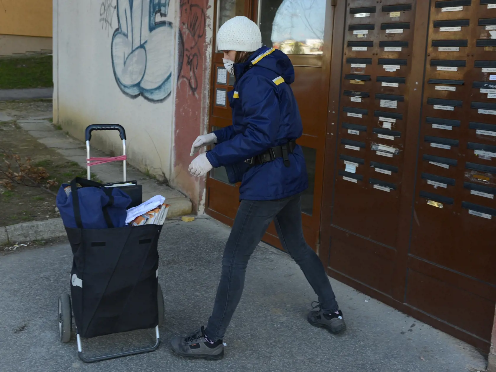Slovenská pošta patrí medzi najväčších štátnych zamestnávateľov. Svojim pracovníkom vybavili skoršie termíny na očkovanie už v marci a v apríli.