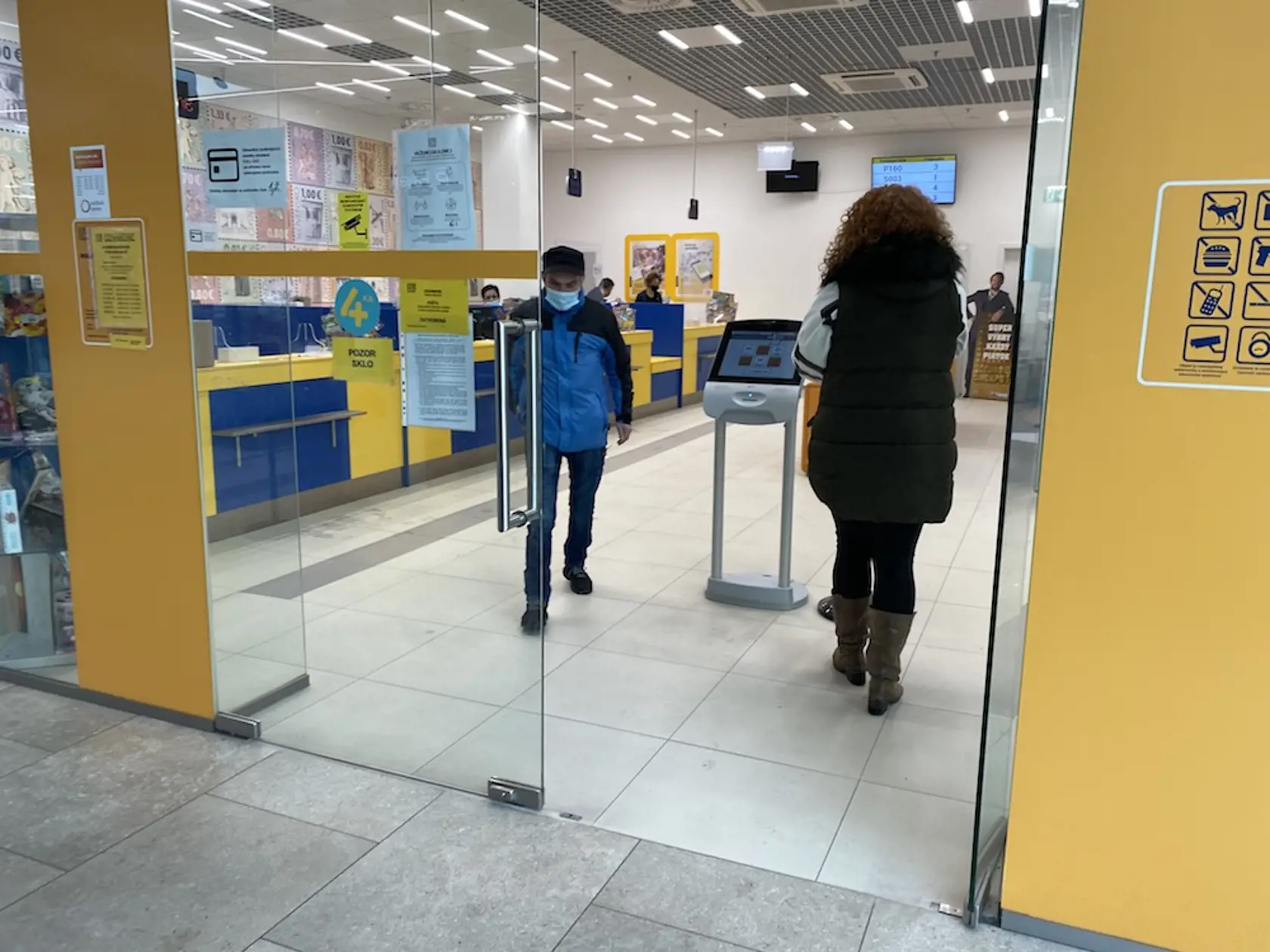 Slovenská pošta patrí medzi najväčších štátnych zamestnávateľov. Svojim pracovníkom vybavili skoršie termíny na očkovanie už v marci a v apríli.