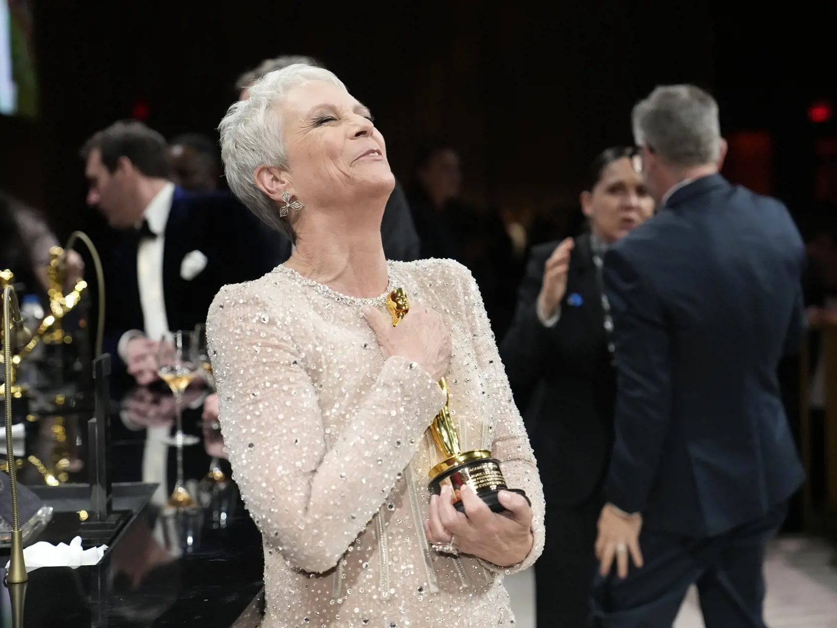 Na snímke americká herečka Jamie Lee Curtis získala Oscara v kategórii najlepšia herečka vo vedľajšej úlohe Americkej akadémie filmových umení a vied (AMPAS) vo filme Všetko, všade, naraz (Everything Everywhere All at Once) v divadle Dolby Theatre v Los Angeles v noci na pondelok 13. marca 2023. FOTO TASR/AP