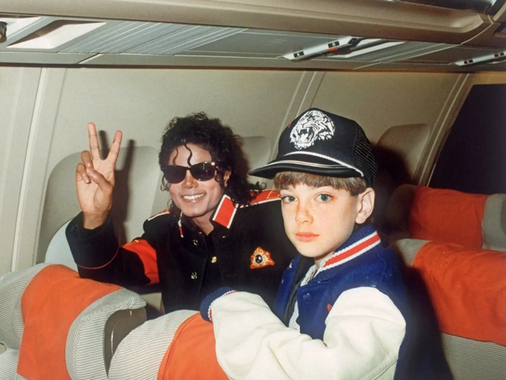 Michael Jackson a 10-ročný Jimmy Safechuck v lietadle na turné (1988).