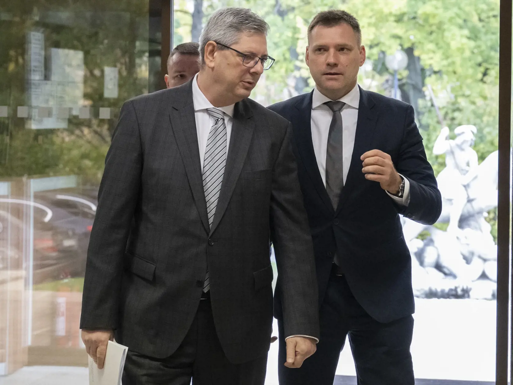 Na snímke vľavo minister spravodlivosti SR Boris Susko (Smer) a vpravo minister životného prostredia SR Tomáš Taraba (nominant SNS) prichádzajú na 4. schôdzu vlády SR 13. novembra 2023 v Bratislave.
