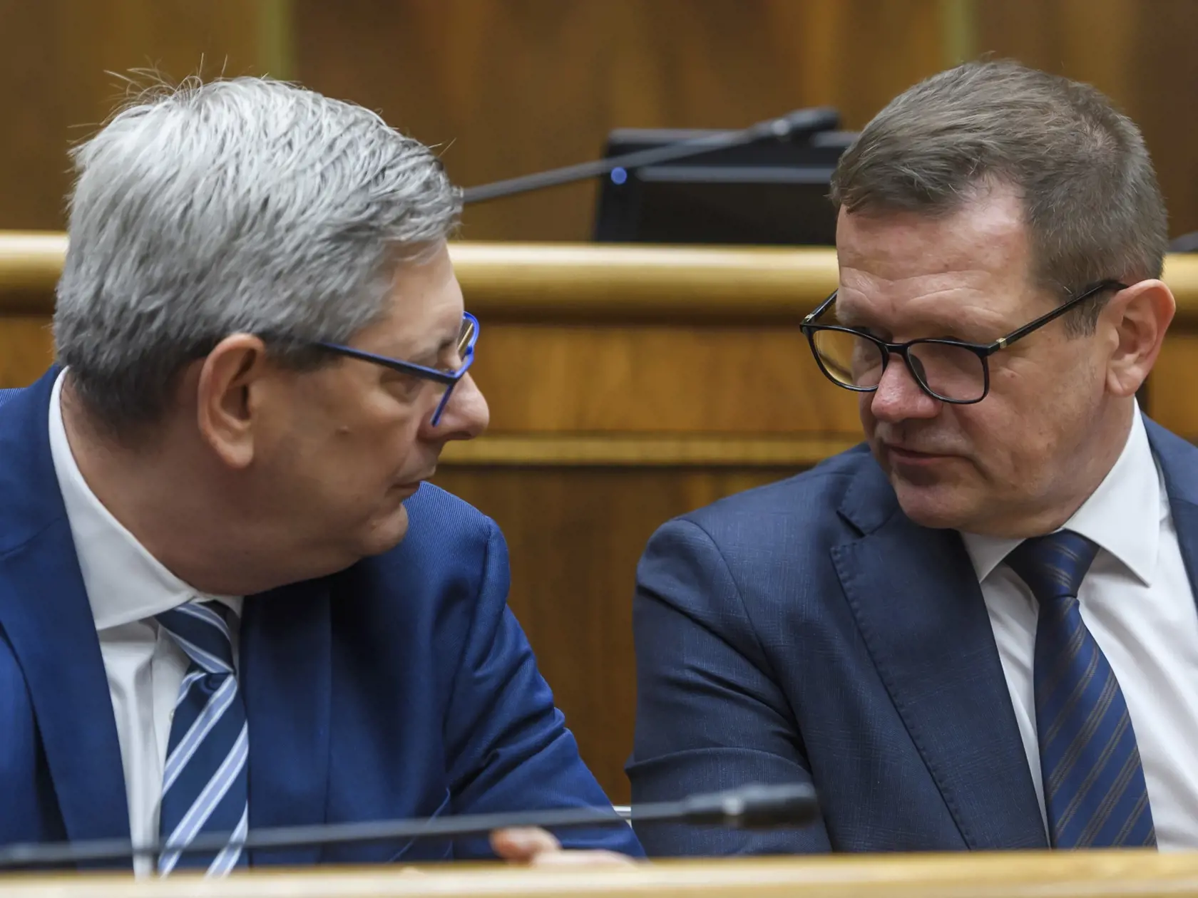 Na snímke zľava minister spravodlivosti SR Boris Susko (Smer) a podpredseda vlády SR pre Plán obnovy a odolnosti a využívanie eurofondov Peter Kmec (Hlas) počas 3. schôdze NRSR k Programovému vyhláseniu vlády (PVV) SR v Bratislave 14. novembra 2023.