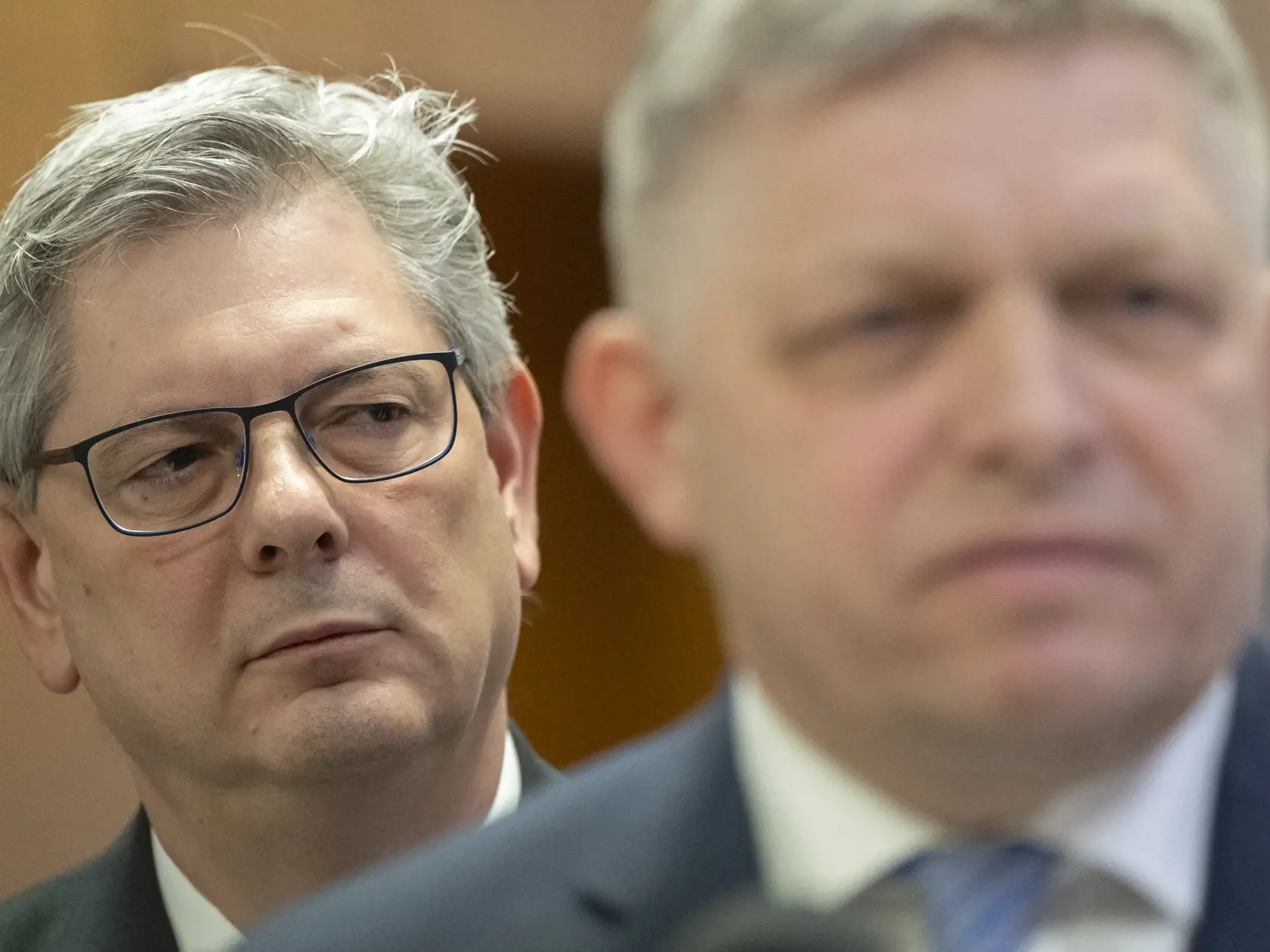 Na snímke v pozadí minister spravodlivosti Boris Susko (Smer) a v popredí premiér SR Robert Fico (Smer) počas brífingu po rokovaní 8. schôdze vlády SR v stredu 6. decembra 2023 v Bratislave.