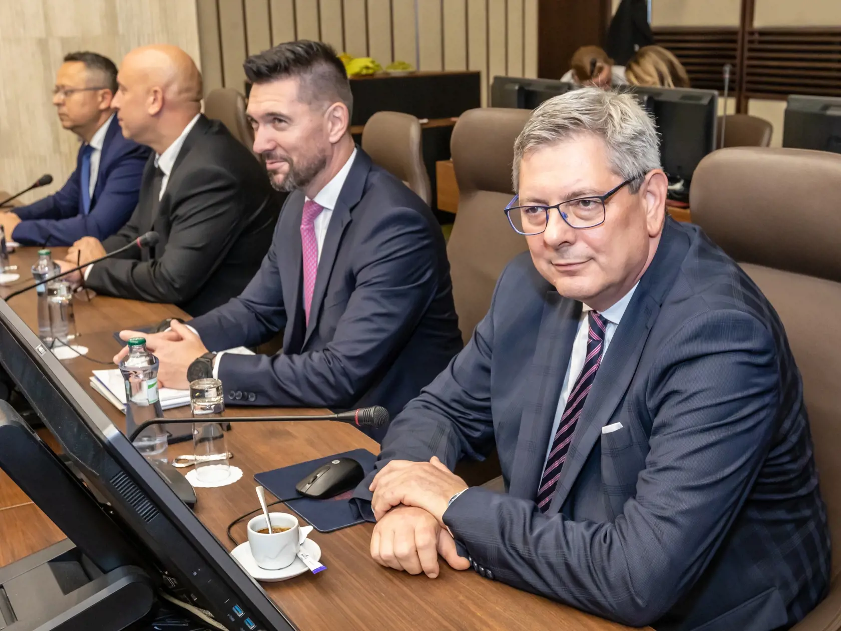 Na snímke prvé zasadanie štvrtej vlády Roberta Fica. V popredí novovymenovaný minister spravodlivosti Boris Susko zo Smeru, veďla neho sedia ďalší Ficovi ministri: Richard Takáč, Jozerf Ráž mladší a Ladislav Kamenický.
