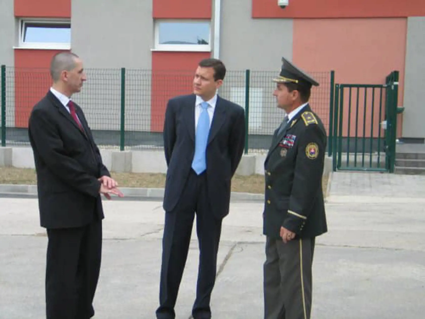 Daniel Lipšic (uprostred) ako politik vo funkcii ministra spravodlivosti pri otvorení Špeciálneho súdu a Úradu špeciálnej prokuratúry v roku 2005. Lipšic fotografiu zverejnil na sociálnej sieti 16. decembra 2020 so slovami: „ROZHODOL SOM SA KANDIDOVAŤ NA FUNKCIU ŠPECIÁLNEHO PROKURÁTORA."