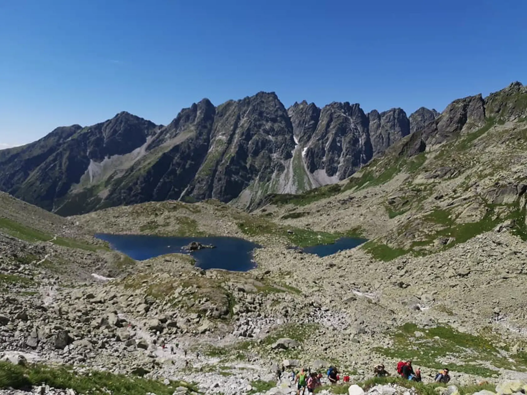 Chodníky od Žabích plies v smere na Rysy praskajú vo švíkoch.