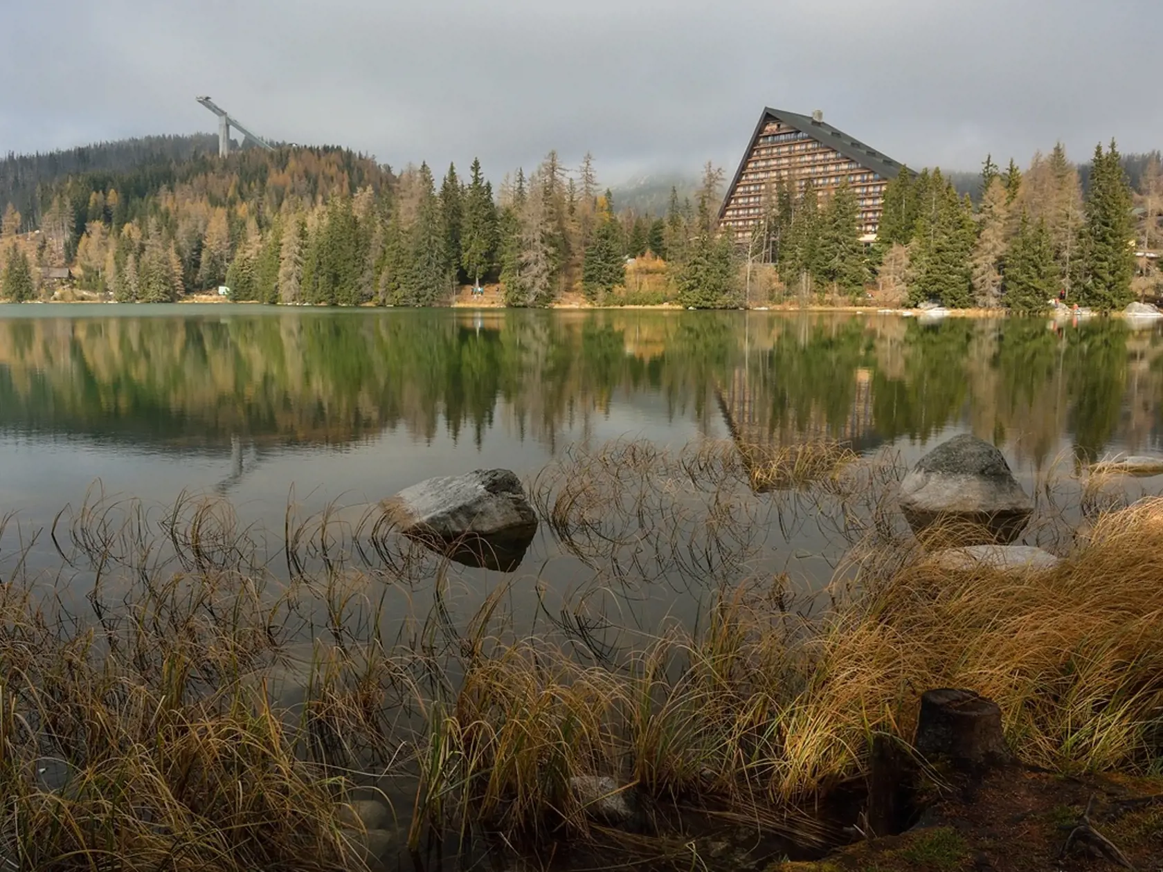 Ďalší pohľad na Štrbské pleso.