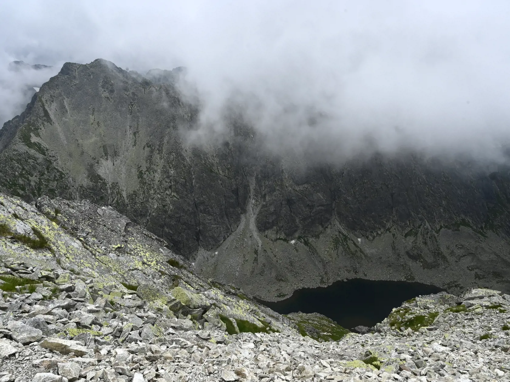 Pohľad na Kriváňske zelené pleso z vrchu Kriváň  (2495 m) 26. júla 2020 vo Vysokých Tatrách. FOTO TASR - Radovan Stoklasa